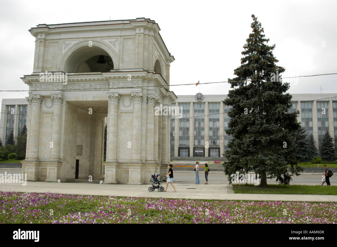 Chisinau, Piata Marii Adunari Nationale, triumph arch Stock Photo Alamy