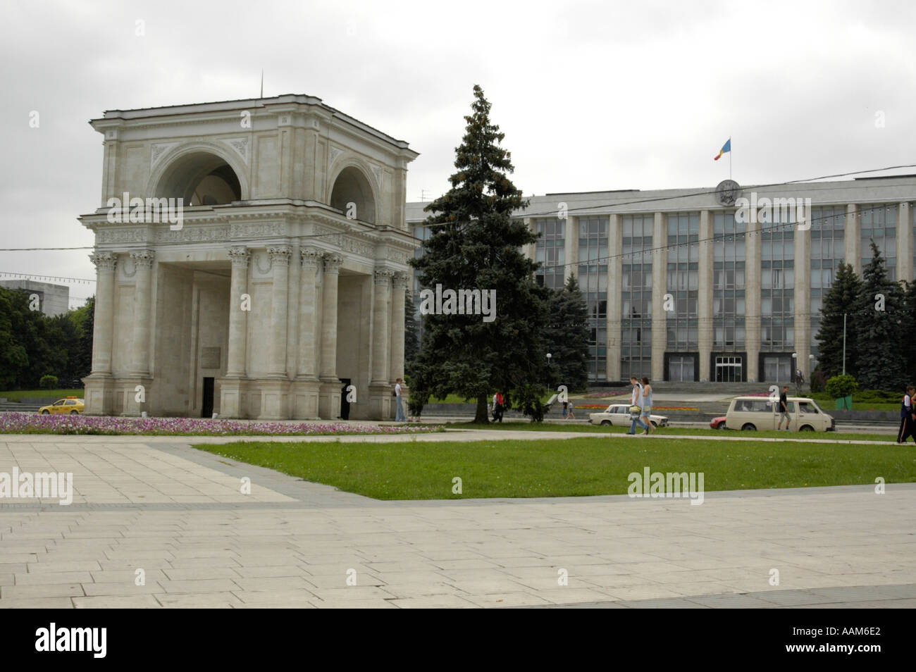 Chisinau, Piata Marii Adunari Nationale, triumph arch Stock Photo Alamy