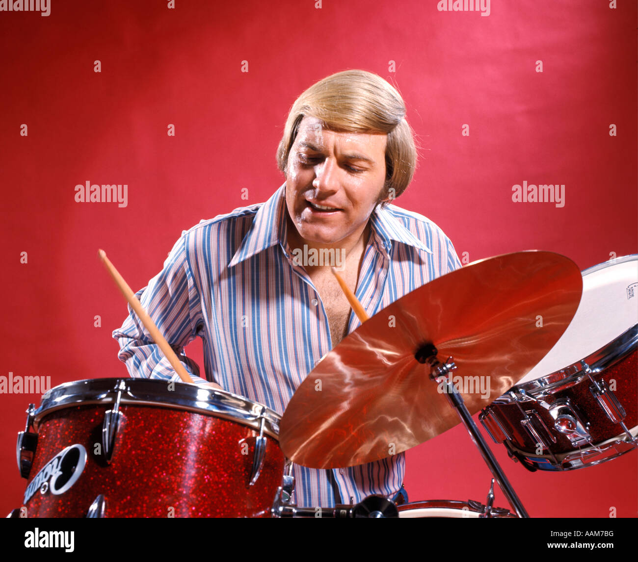 1970 1970s MAN PLAYING DRUMS DRUMMER MEN MUSICIAN DRUM SET Stock Photo