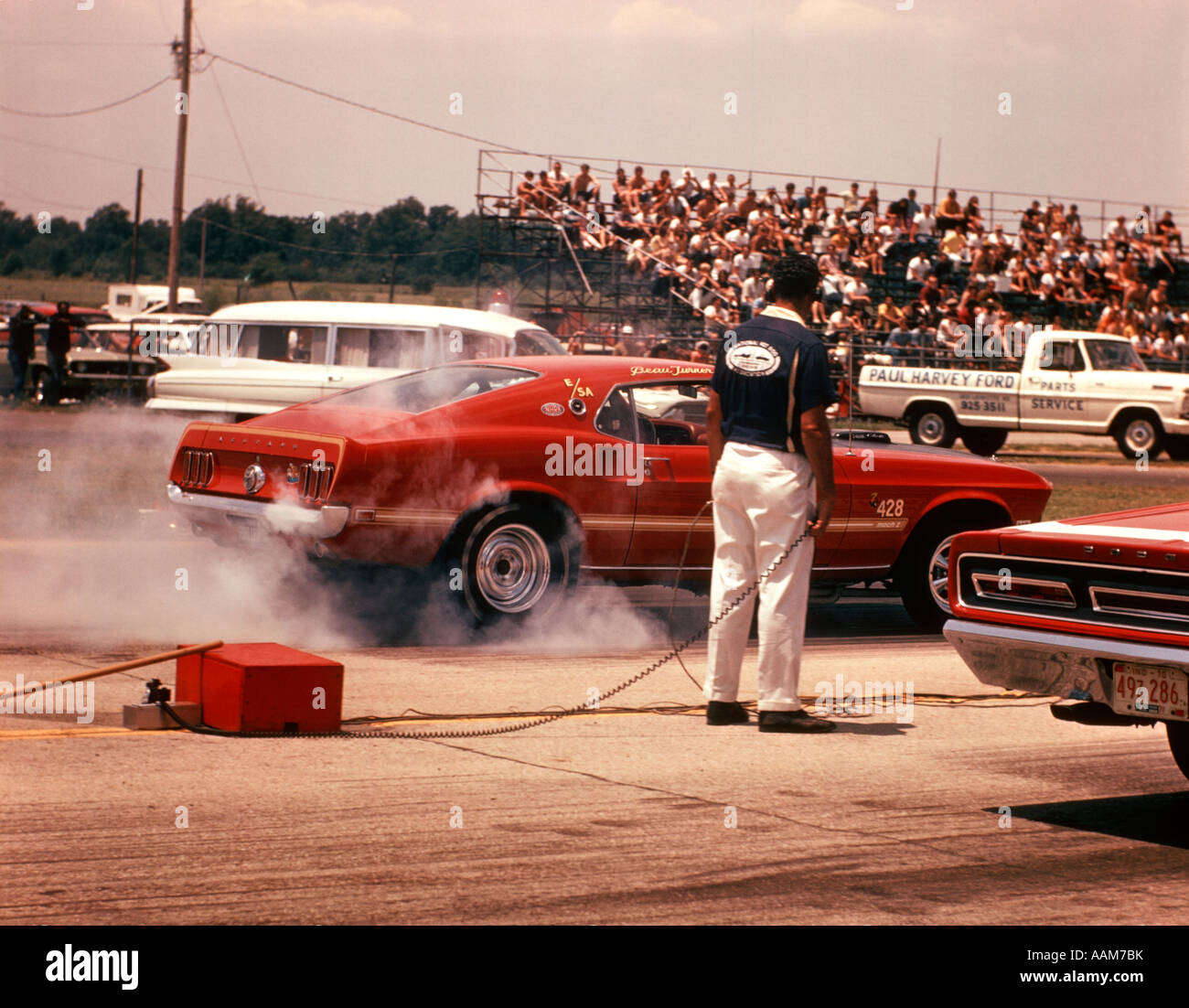 1970 1970s PIT MECHANIC BY RACE CAR BURNING RUBBER DRAG RACING BROWNSVILLE INDIANA SPEED MECHANIC CARS Stock Photo