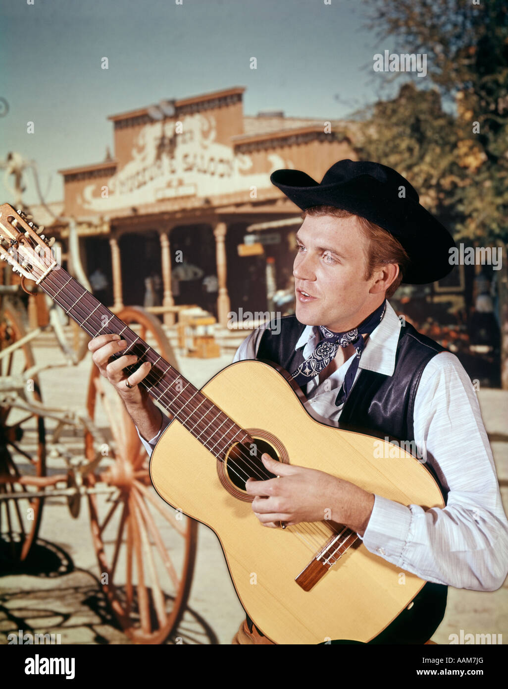 MAN GUITAR COWBOY STRUMMING WESTERN COUNTRY ACOUSTIC 1970 1970s RETRO Stock  Photo - Alamy