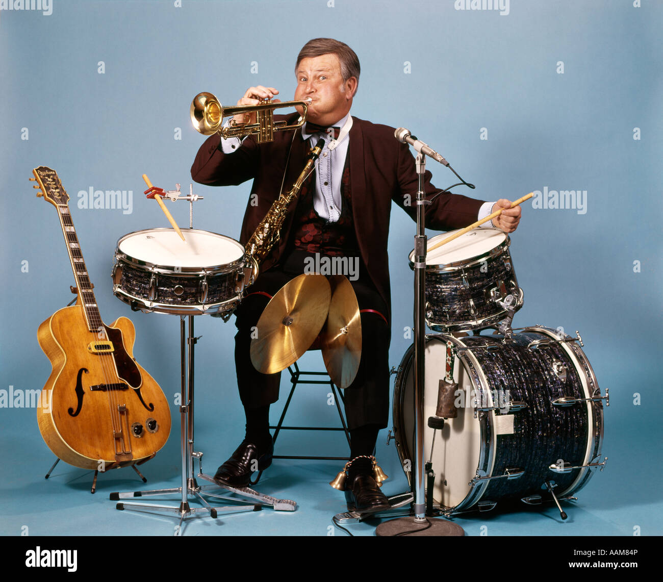 One man band drum hi-res stock photography and images - Alamy