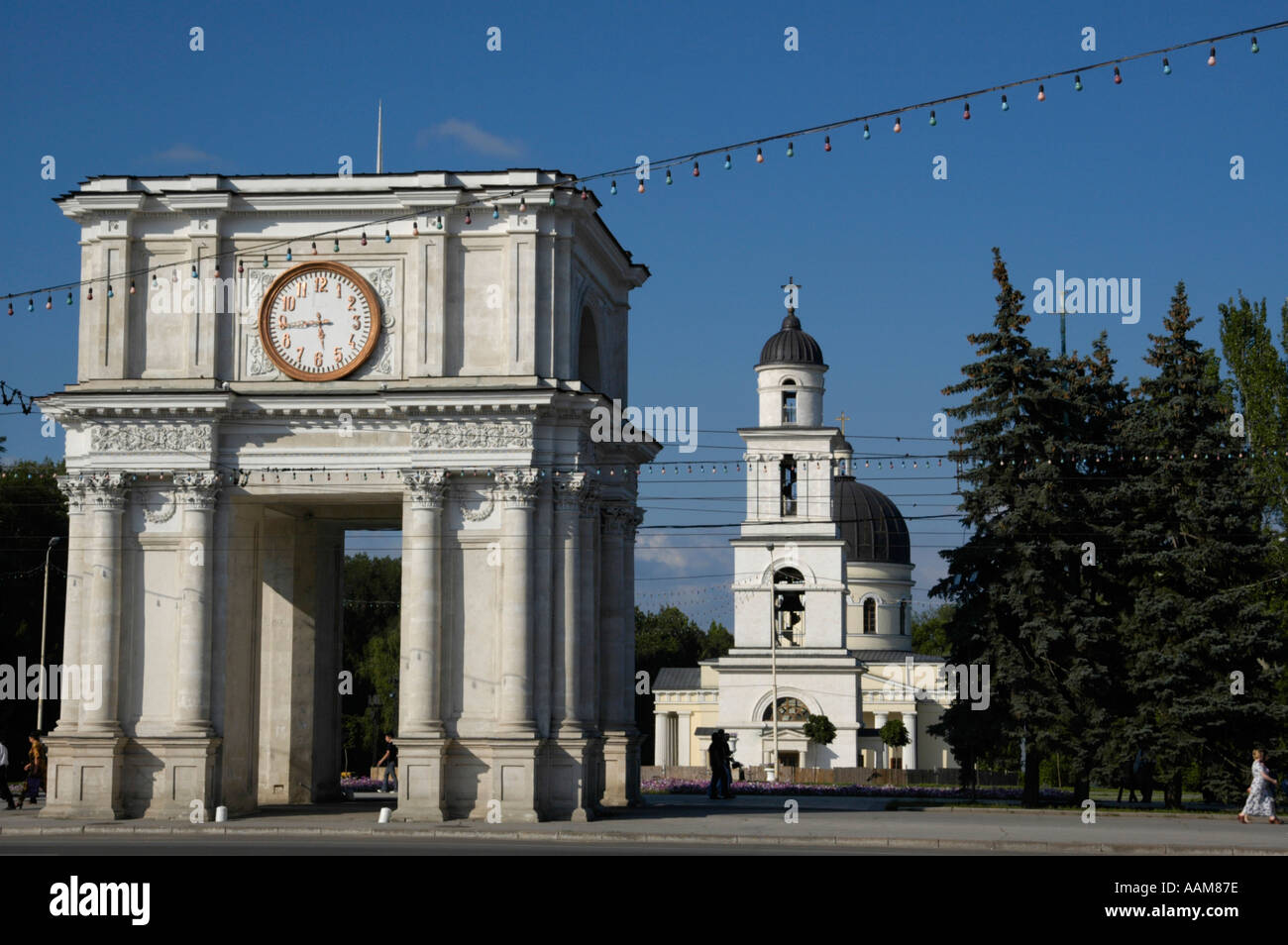 Chisinau, Piata Marii Adunari Nationale, triumph arch, orthodox church