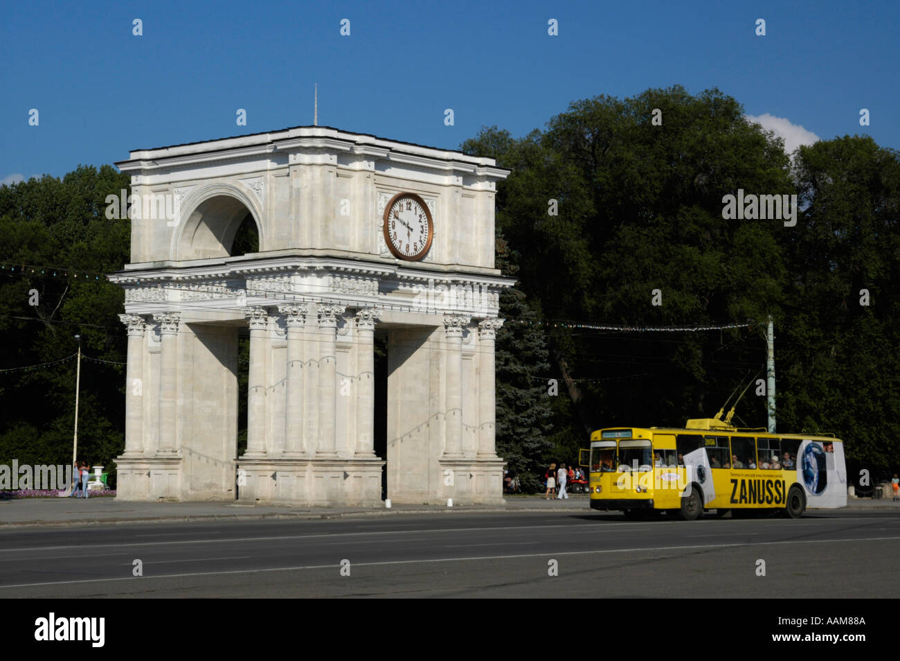 Chisinau, Piata Marii Adunari Nationale, triumph arch Stock Photo Alamy