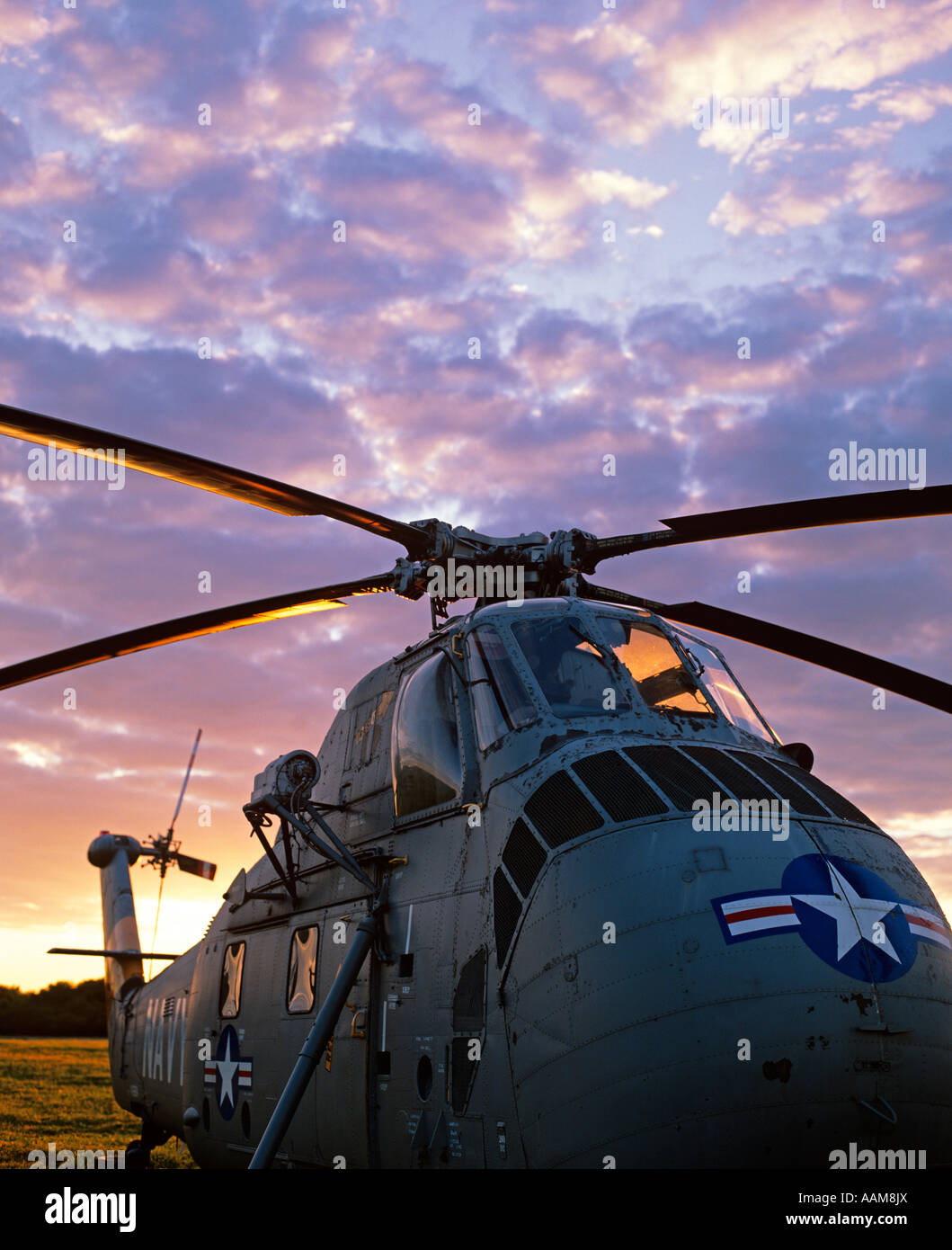 CLOSE-UP U.S.NAVY HELICOPTER 1950s KOREAN WAR BLADES ROTORS SPECIAL SUNSET LIGHTING MOODY AIRCRAFT STAR Stock Photo