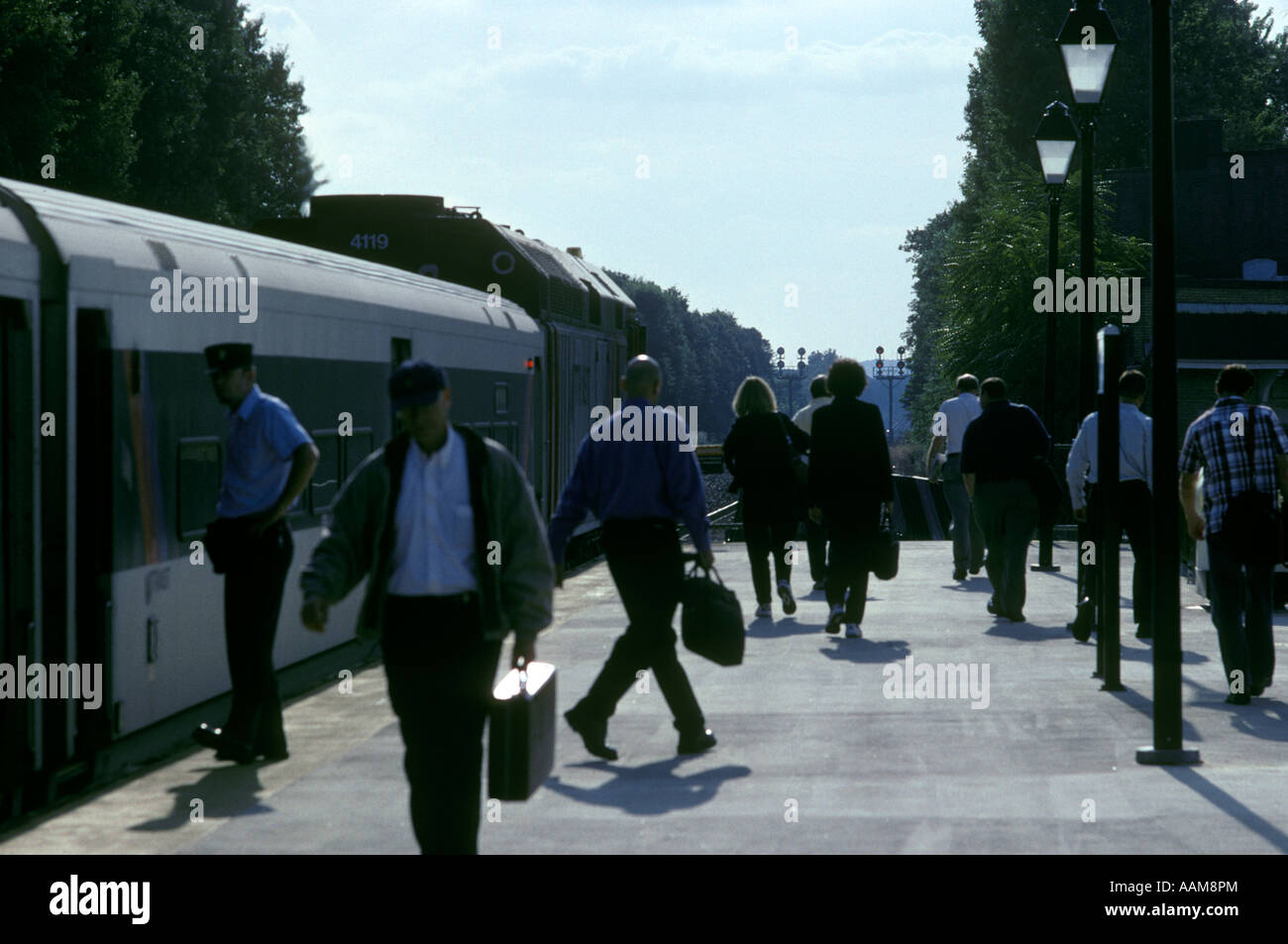 CRANFORD NEW JERSEY TRAIN STATION WITH COMMUTERS Stock Photo Alamy