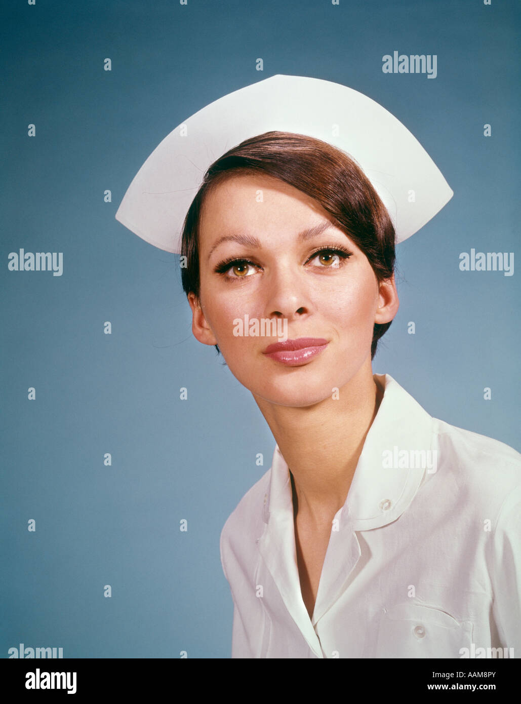 1960s PORTRAIT OF MEDICAL NURSE WEARING CAP AND WHITE UNIFORM REGISTERED PRACTICAL PROFESSION Stock Photo