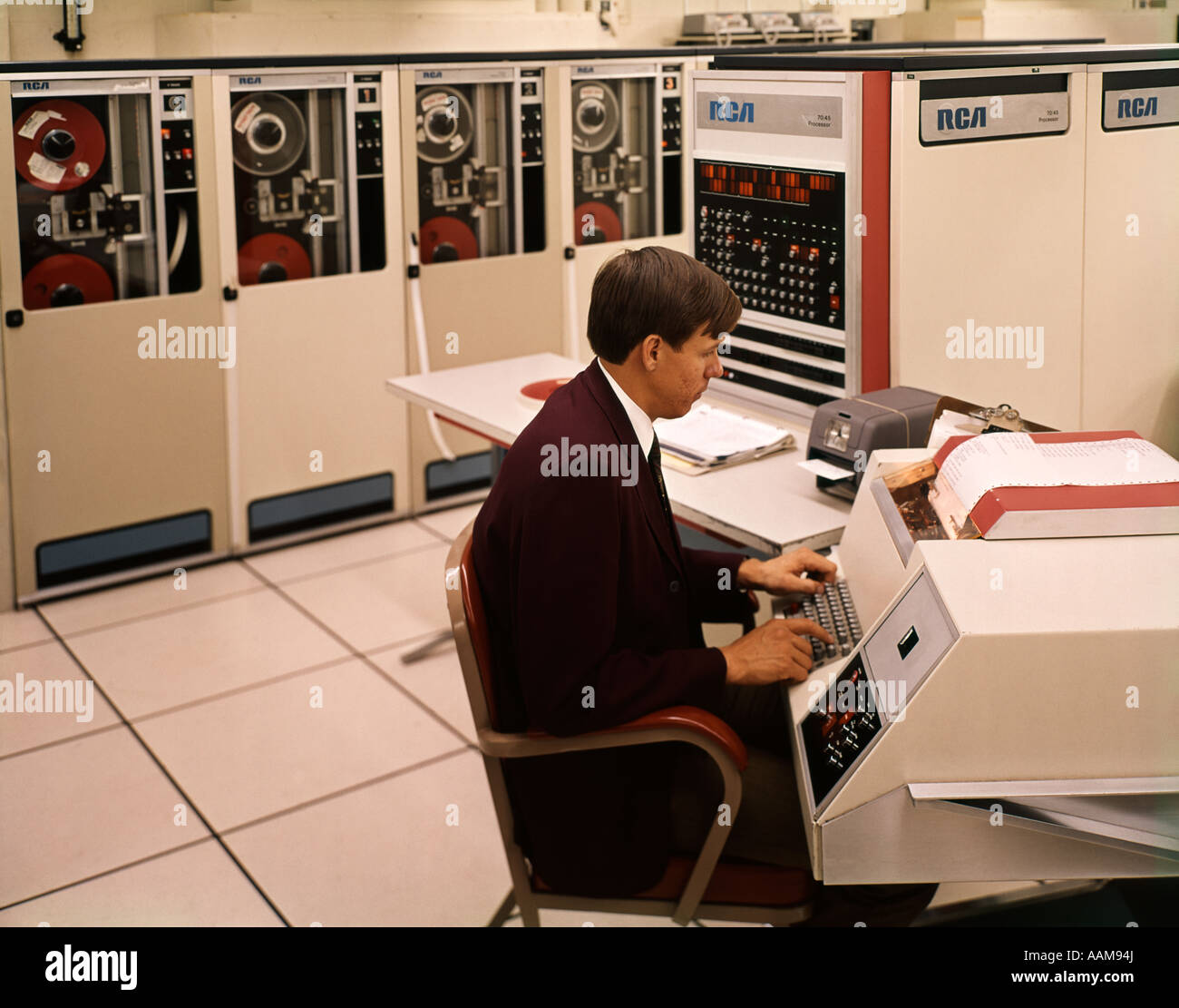 1970s MAN SEATED KEYBOARD WORK STATION RCA INFORMATION SYSTEM DATA PROCESSING MAINFRAME TECHNOLOGY Stock Photo