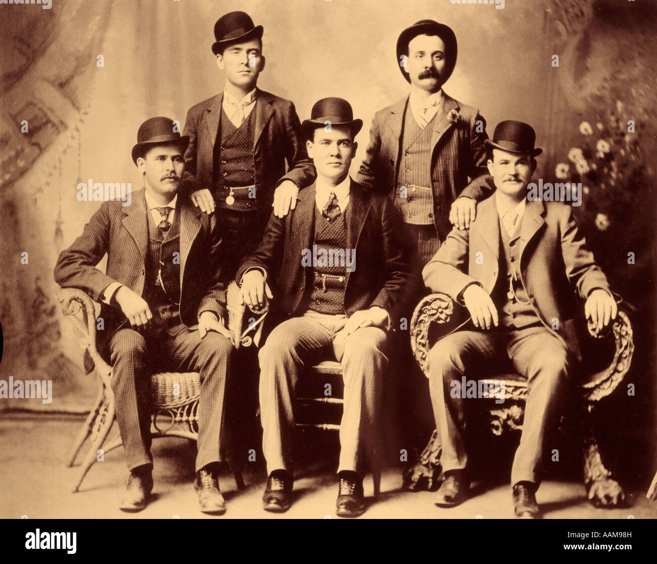 1900s FORMAL STUDIO PORTRAIT OF FIVE MEN IN DERBY HATS THREE SITTING TWO  STANDING THE WILD BUNCH HOLE IN THE WALL GANG Stock Photo - Alamy