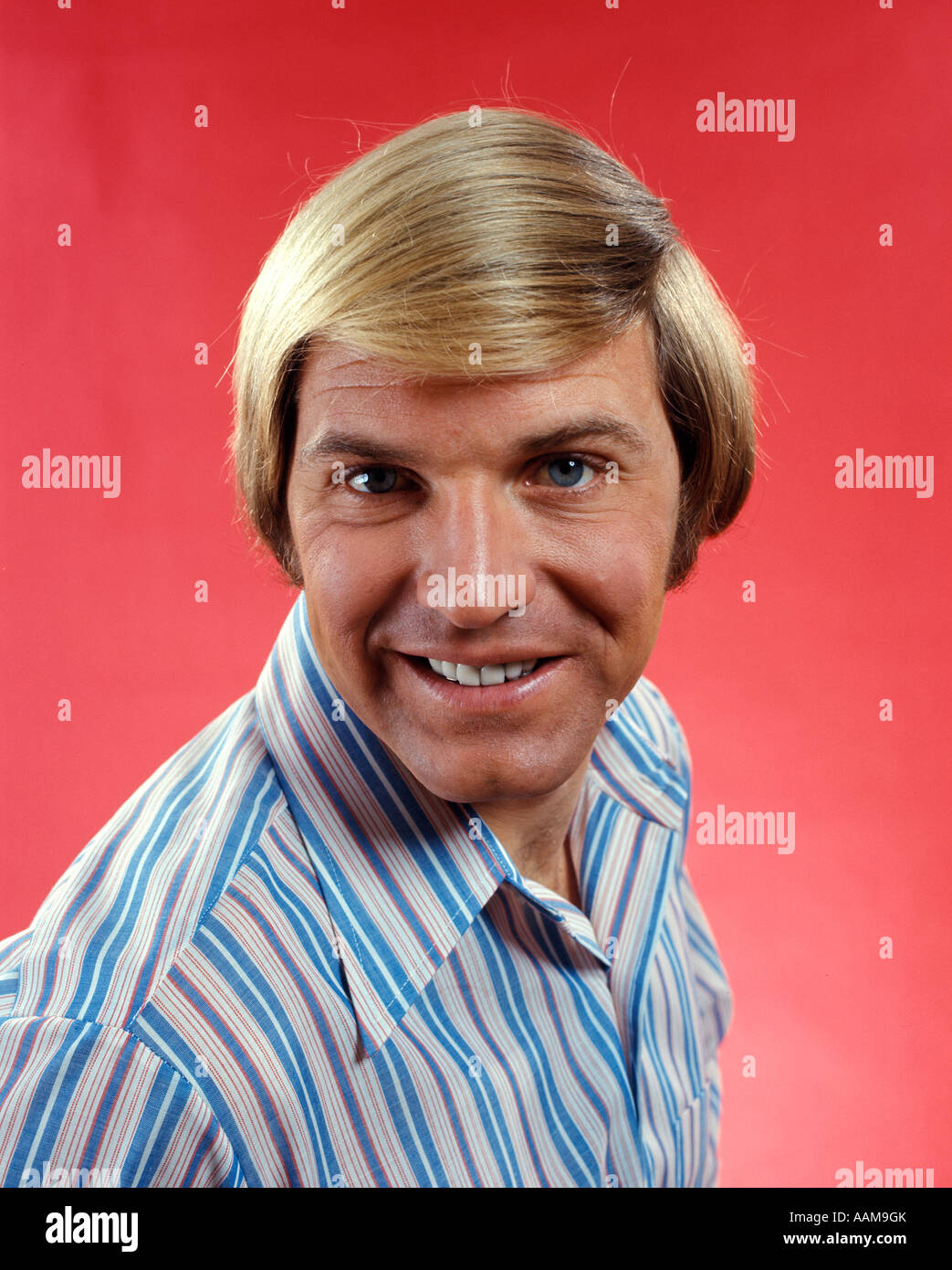 1970 1970s HEAD SHOT BLOND BLONDE MAN STRIPED SHIRT LONG HAIR STYLE HAIRSTYLE FASHION SMILING HAPPY SMILE PORTRAIT Stock Photo