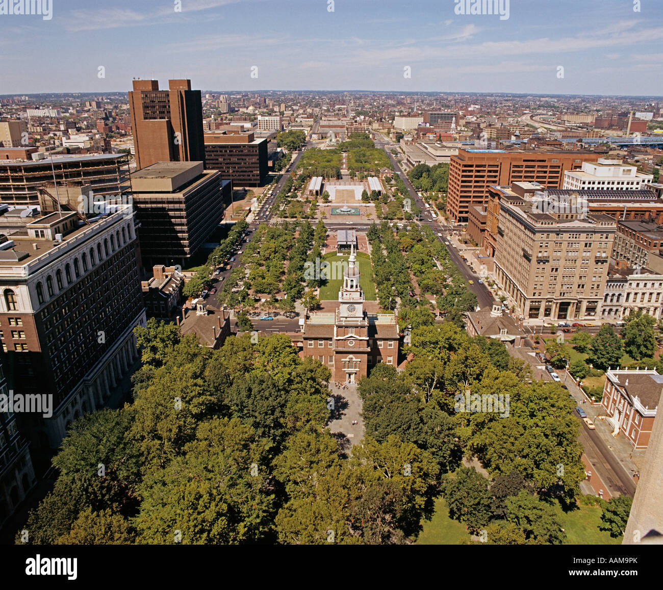 1980 1980s AERIAL VIEW OF INDEPENDENCE MALL & HALL PHILADELPHIA PENNSYLVANIA NATIONAL PARK PARKS 1776 RETRO Stock Photo