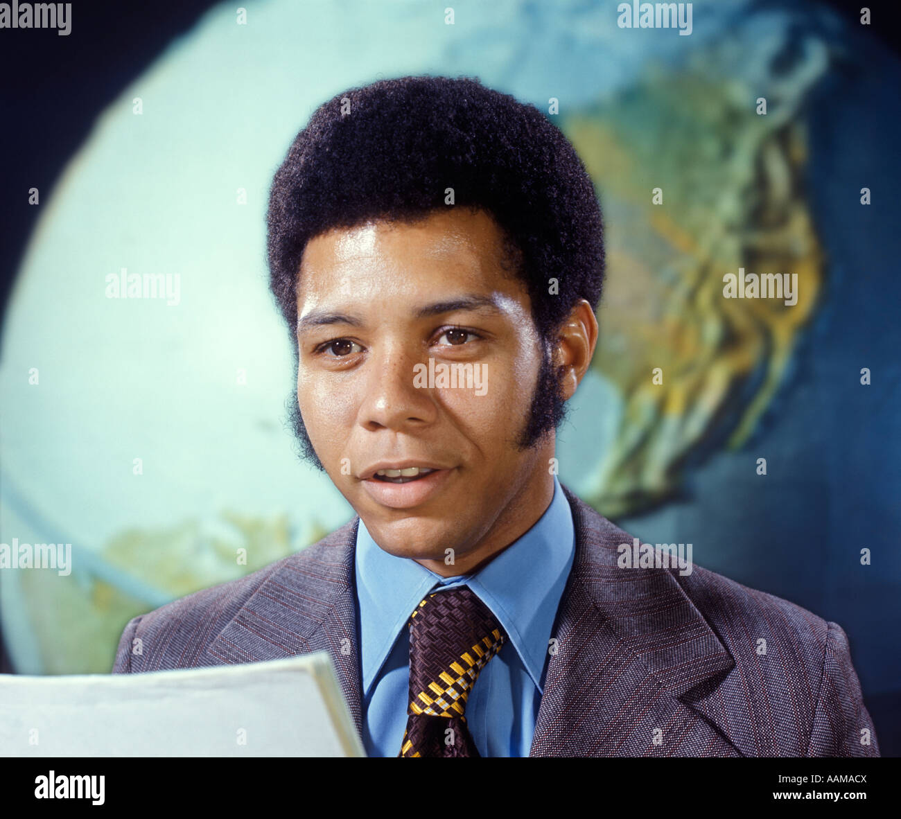 MAN NEWSCASTER REPORTER TV TELEVISION ANCHORMAN CORRESPONDENT NEWS 1970 1970s RETRO Stock Photo