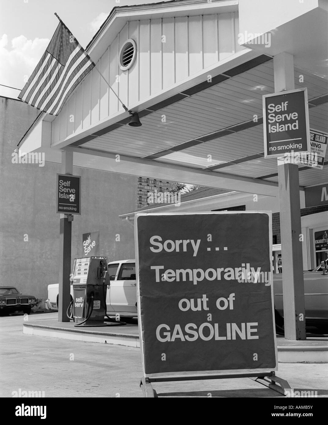 1970s SORRY TEMPORARILY OUT OF GASOLINE SIGN AT SELF SERVICE GAS STATION DURING 1973 OPEC OIL SHORTAGE CRISIS Stock Photo