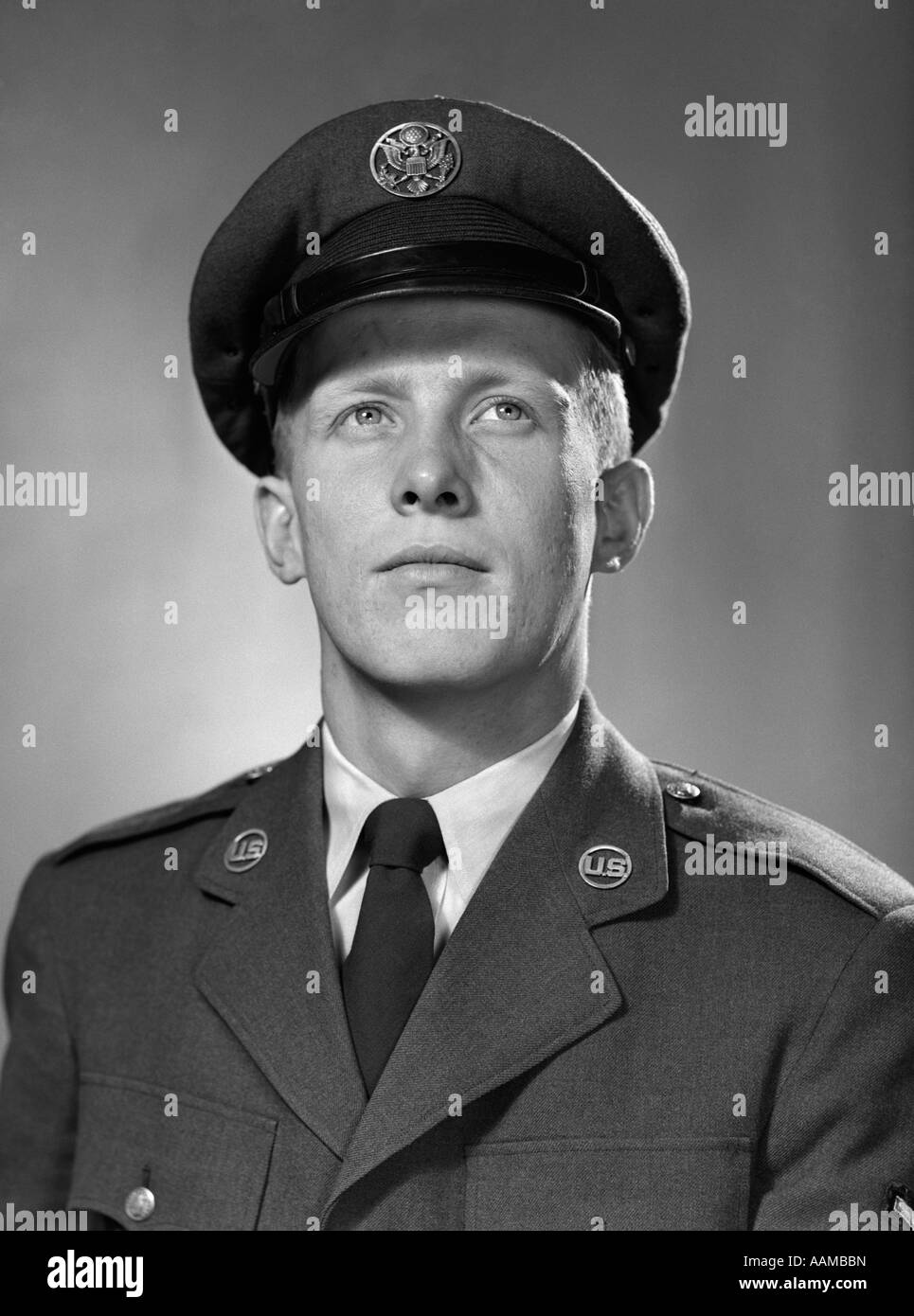 1950s PORTRAIT U.S. ARMY SOLDIER HEAD SHOULDERS MAN Stock Photo