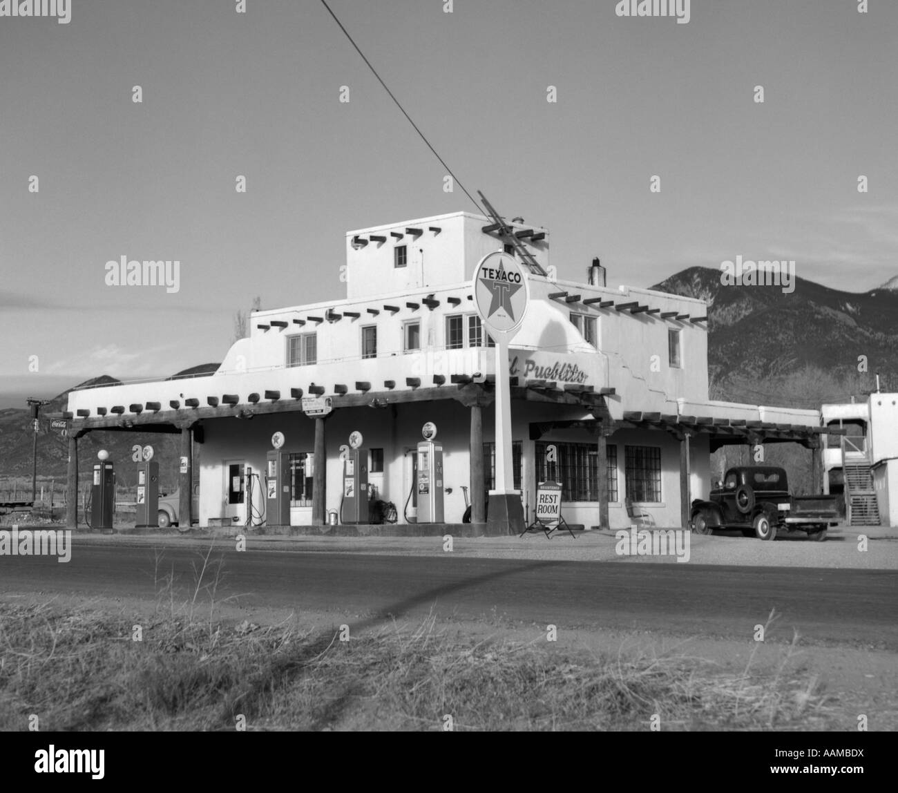 1950s TEXACO GAS STATION NEW MEXICO OLD FASHIONED GAS PUMPS ADOBE STYLE ARCHITECTURE Stock Photo