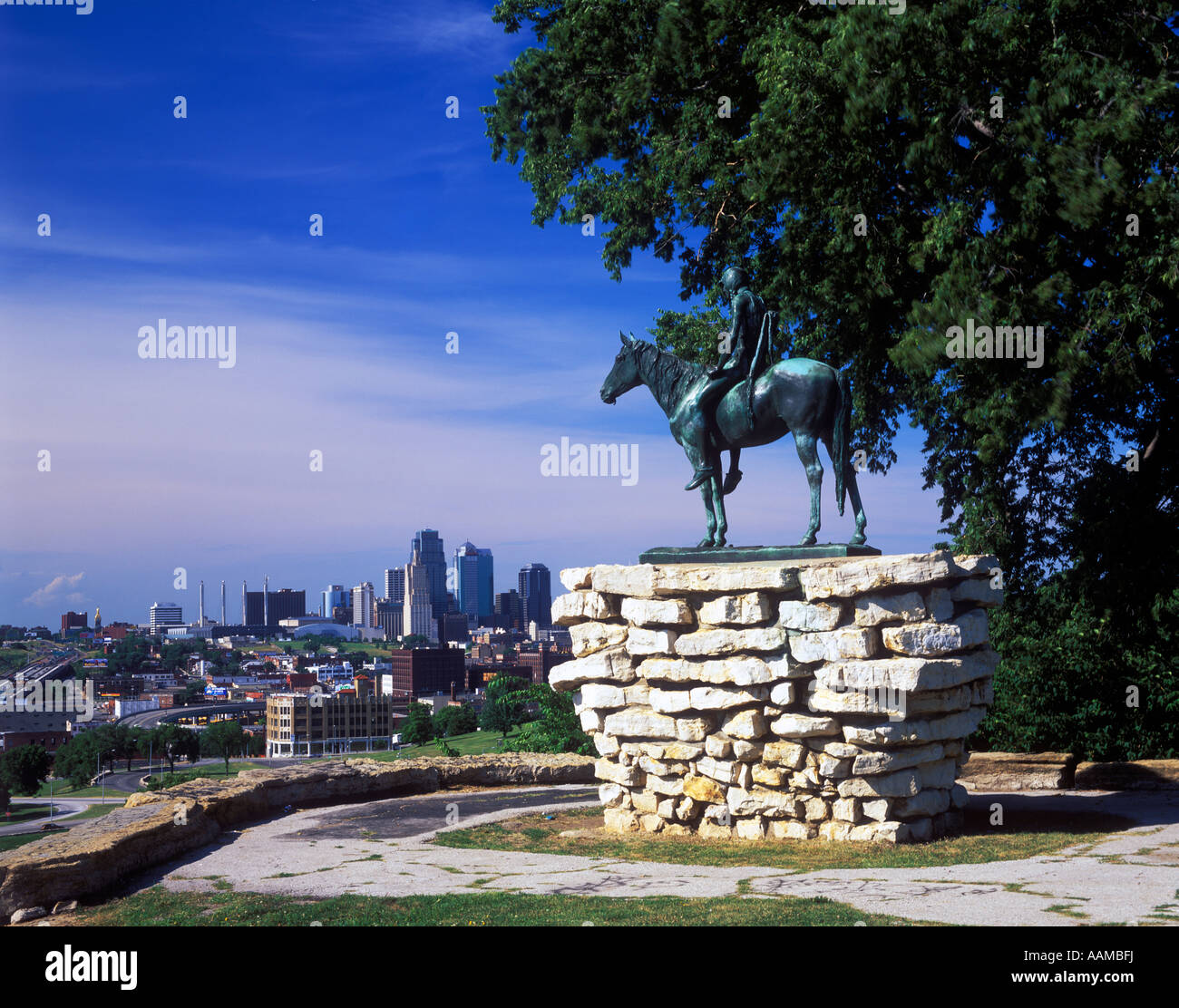 KANSAS CITY MO SCOUT STATUE OVERLOOKS DOWNTOWN SKYLINE Stock Photo Alamy