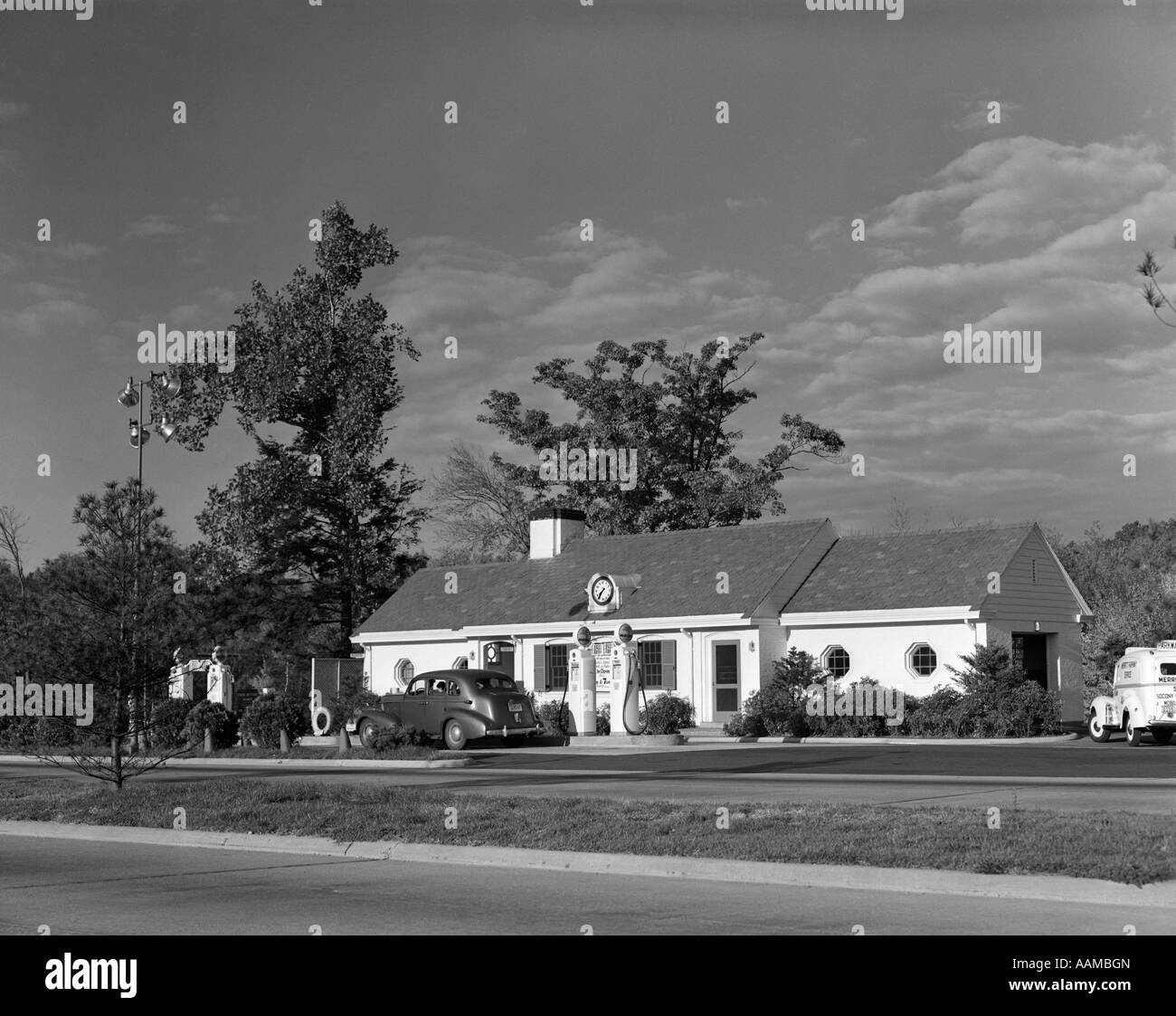 1940s 1950s GAS SERVICE STATION MERRITT PARKWAY CONNECTICUT USA Stock Photo