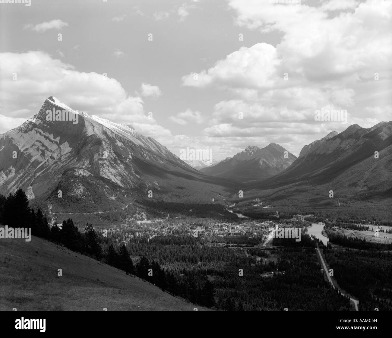 1930s MOUNT RUNDLE BANFF NATIONAL PARK CANADIAN ROCKIES ALBERTA CANADA Stock Photo