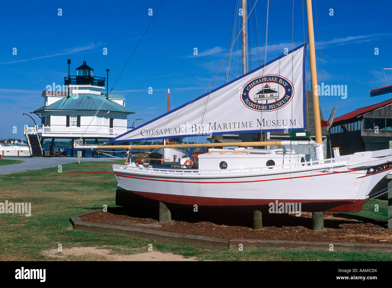 HOOPER ISLAND LIGHTHOUSE AND BOAT CHESAPEAKE BAY MARITIME MUSEUM SAINT MICHAELS MARYLAND Stock