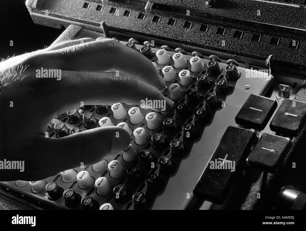1950s MANS HAND ABOUT TO PRESS BUTTONS ON MECHANICAL ADDING MACHINE  CALCULATOR Stock Photo - Alamy