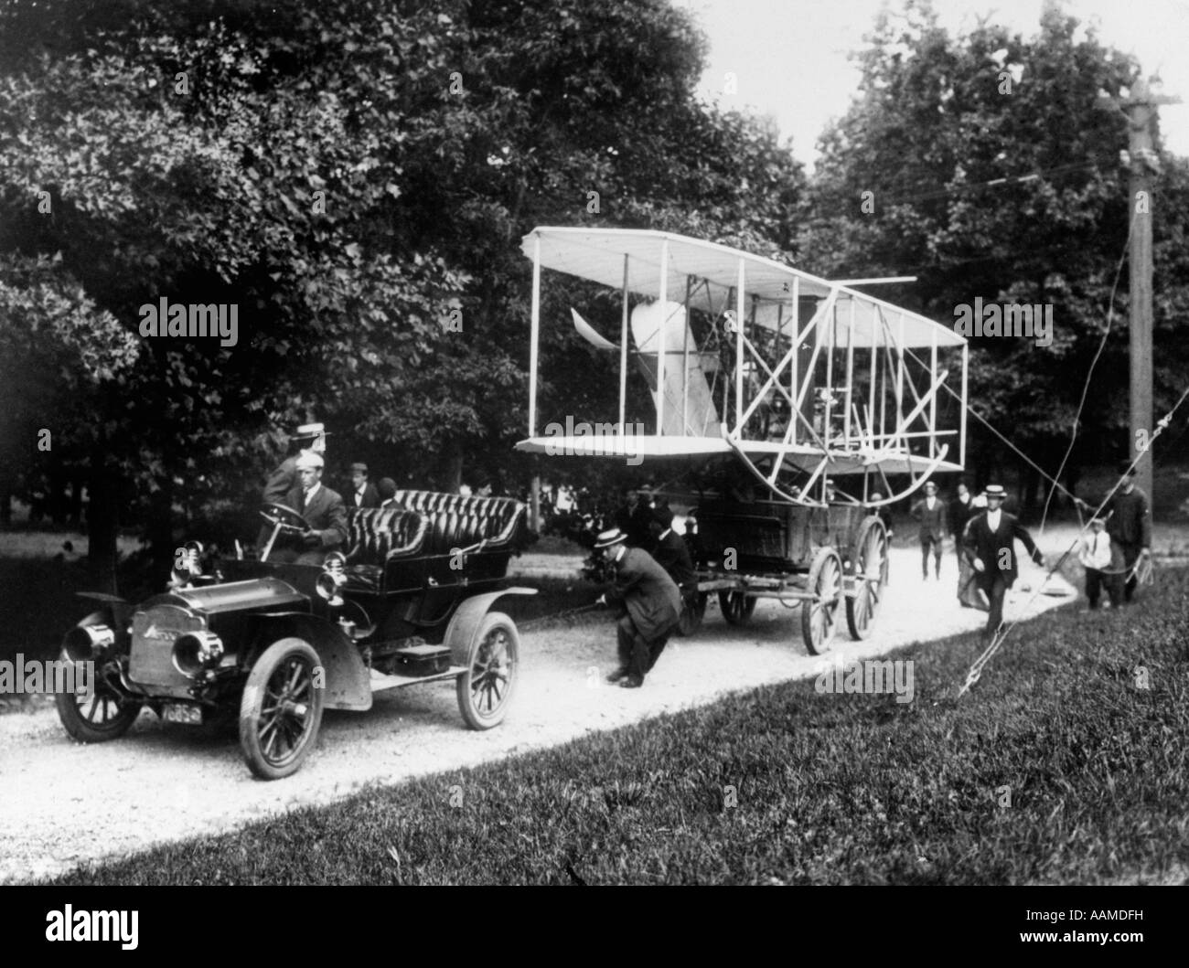1908 WRIGHT BROTHERS HAULING PLANE WITH CAR TO FORT MYERS Stock Photo