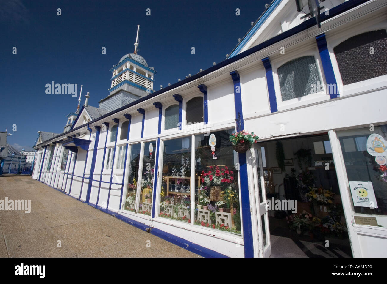 Shops and restaurants on Eastbourne pier Stock Photo