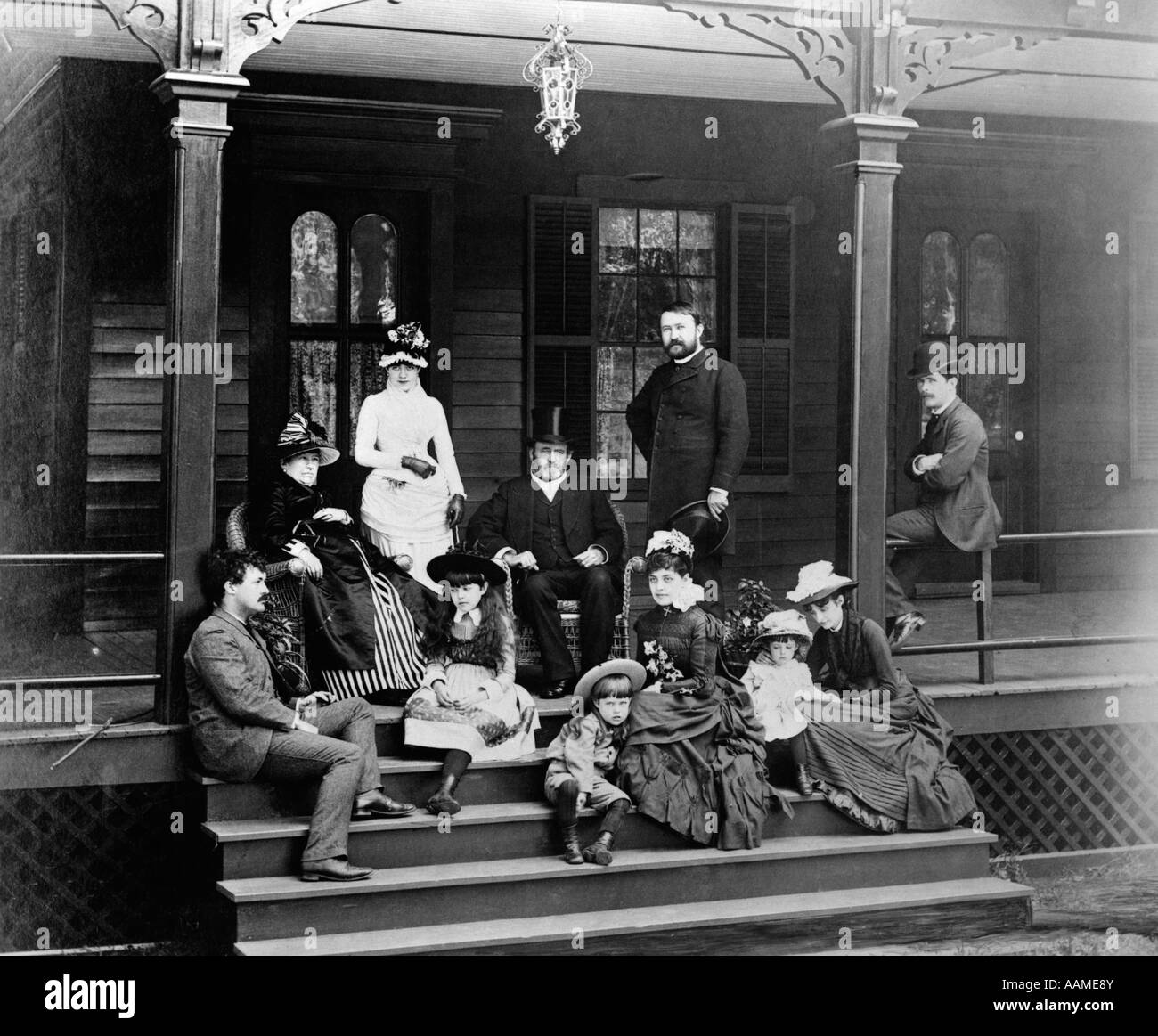 1880s 1886 19TH CENTURY PRESIDENT GENERAL ULYSSES S GRANT EXTENDED FAMILY GROUP ON FRONT PORCH MOUNT McGREGOR NEW YORK Stock Photo