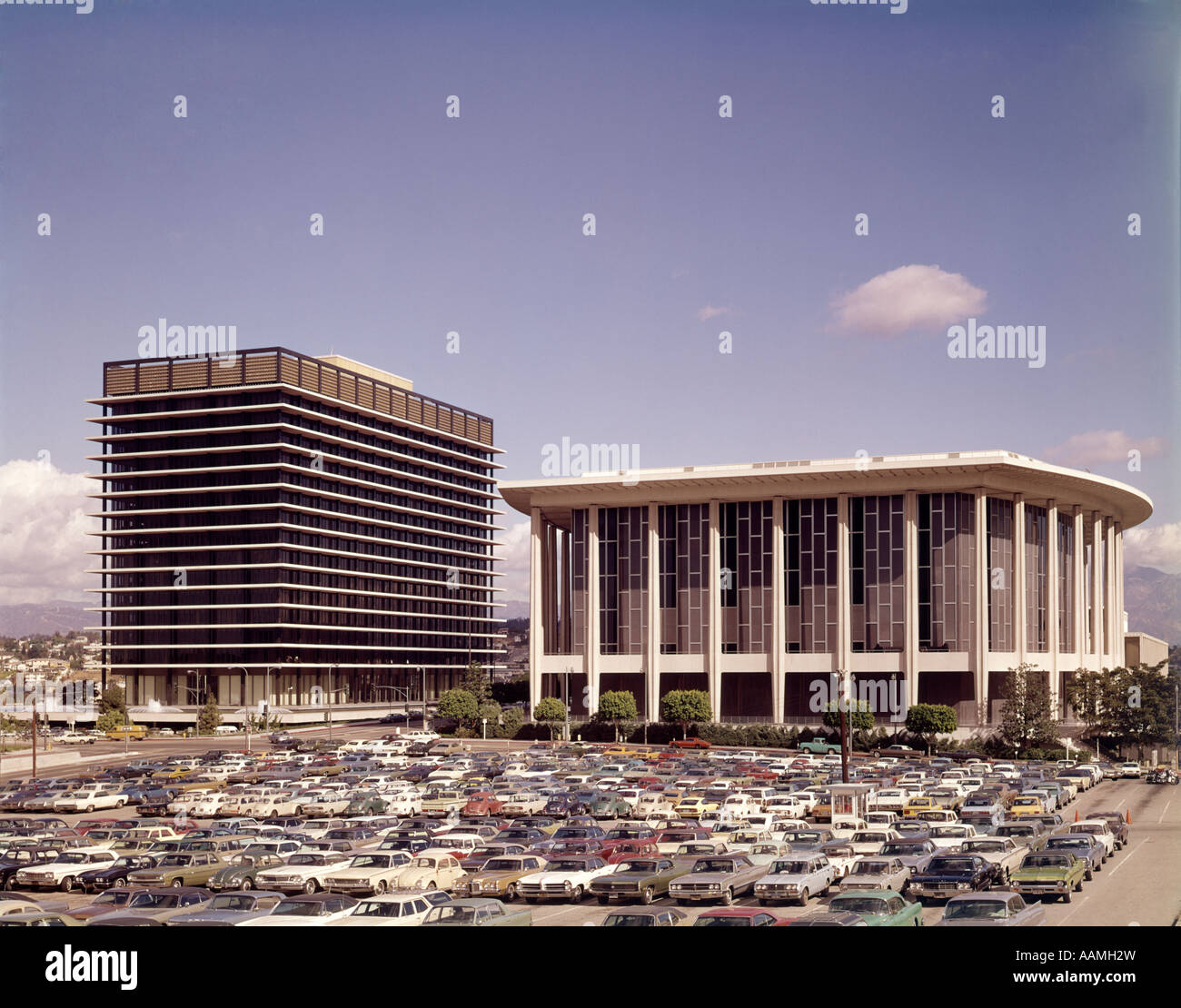 1960s MUSIC CENTER AND DOROTHY CHANDLER PAVILION PARKING LOT LOTS FULL OF CARS ARCHITECTURE RETRO VINTAGE Stock Photo