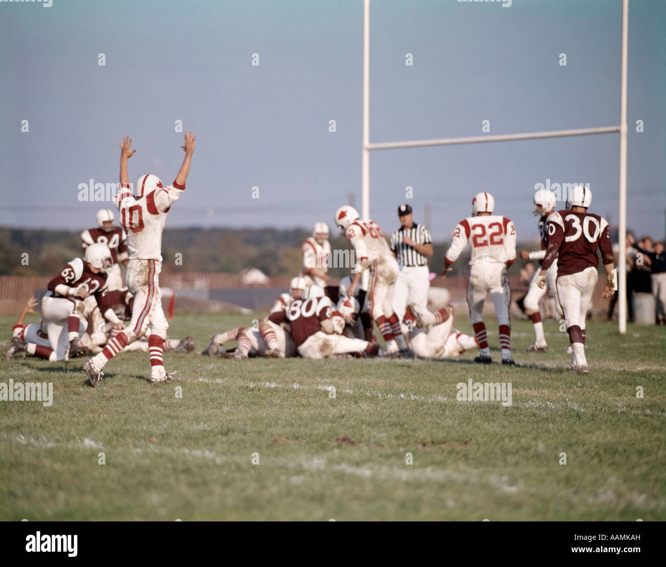 PENSAUKEN HIGH SCHOOL FOOTBALL PLAYERS GAME FIELD GOAL SCORE VICTORY 1960 1960s 1970 1970s RETRO Stock Photo