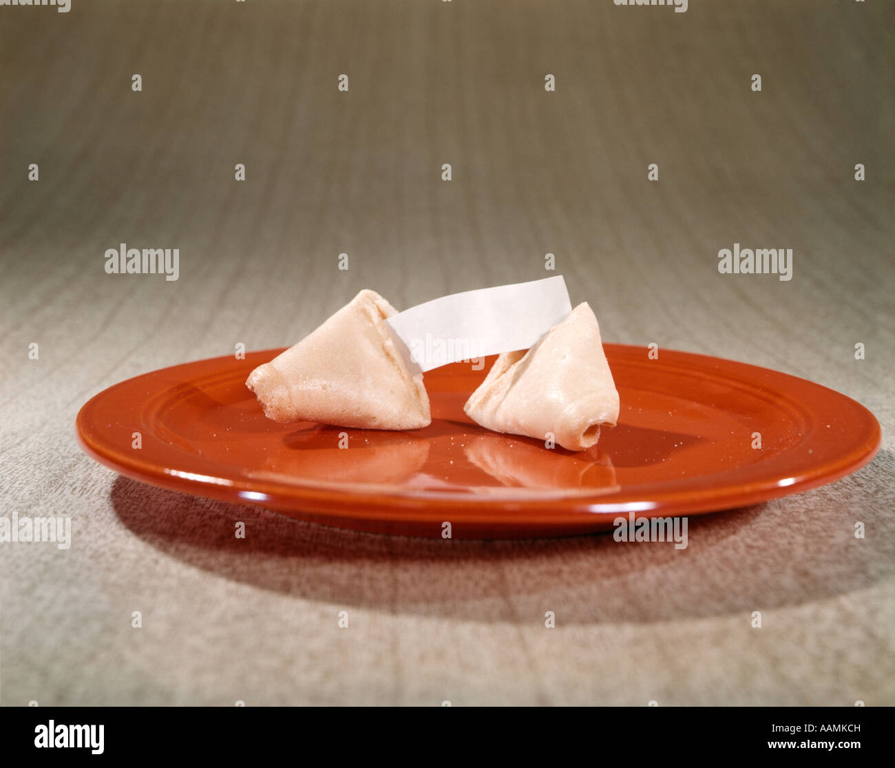 CHINESE FORTUNE COOKIE ON RED PLATE Stock Photo Alamy