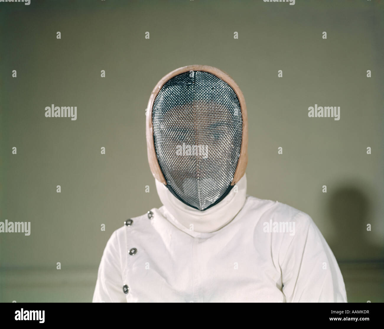 1960s FENCER WEARING PROTECTIVE SCREEN MASK SAFETY IDENTITY BLANK MYSTERY MAN Stock Photo
