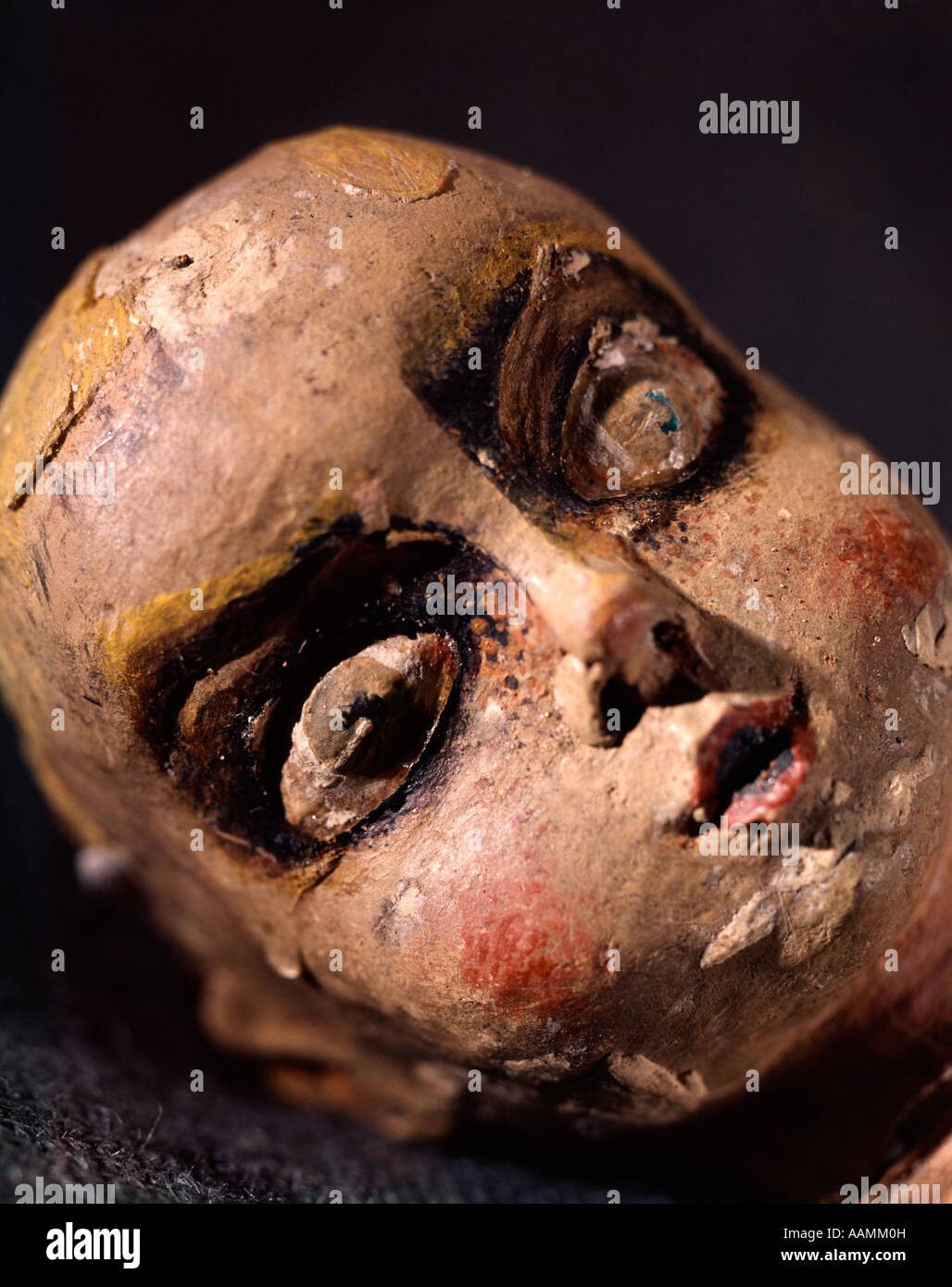 1950s 1960s 1970s DAMAGED DOLL HEAD BURRIED IN DIRT DEATH AND HORROR Stock Photo