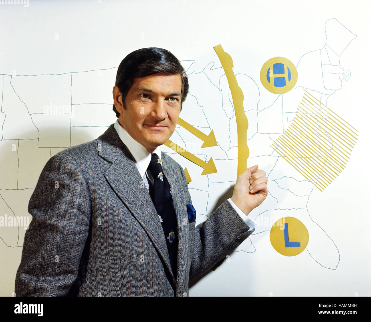 1970s TV TELEVISION WEATHERMAN STAND IN FRONT OF WEATHER MAP TALKING TO CAMERA METEOROLOGY HIGH LOW FRONT ISOBAR Stock Photo