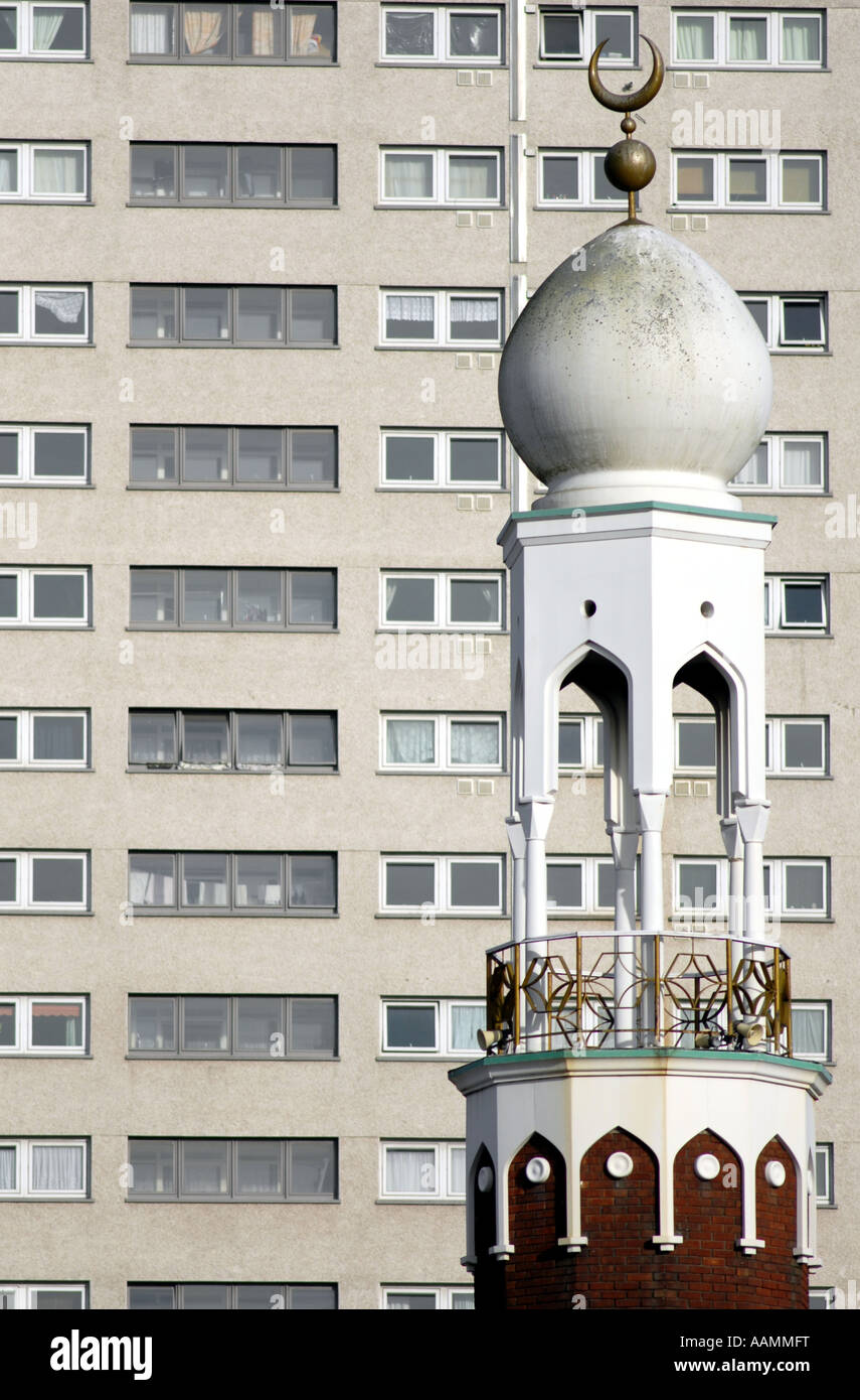 Central Mosque Birmingham, high rise flats rear Stock Photo