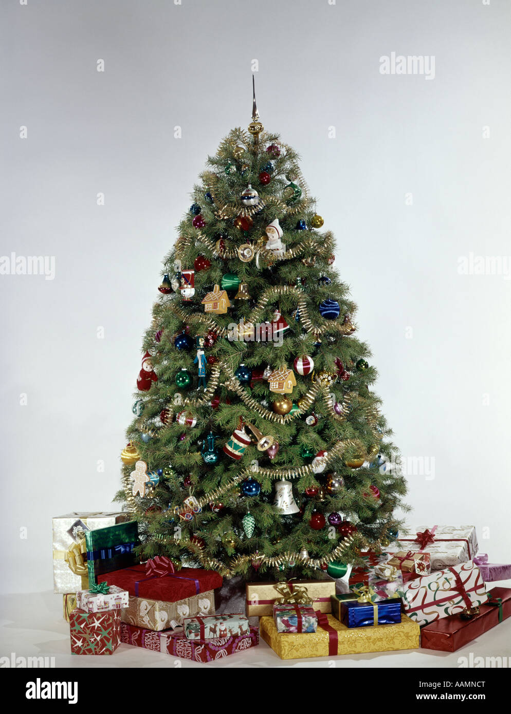 1974 1970s RETRO CHRISTMAS TREE PRESENTS DECORATIONS GARLAND ...