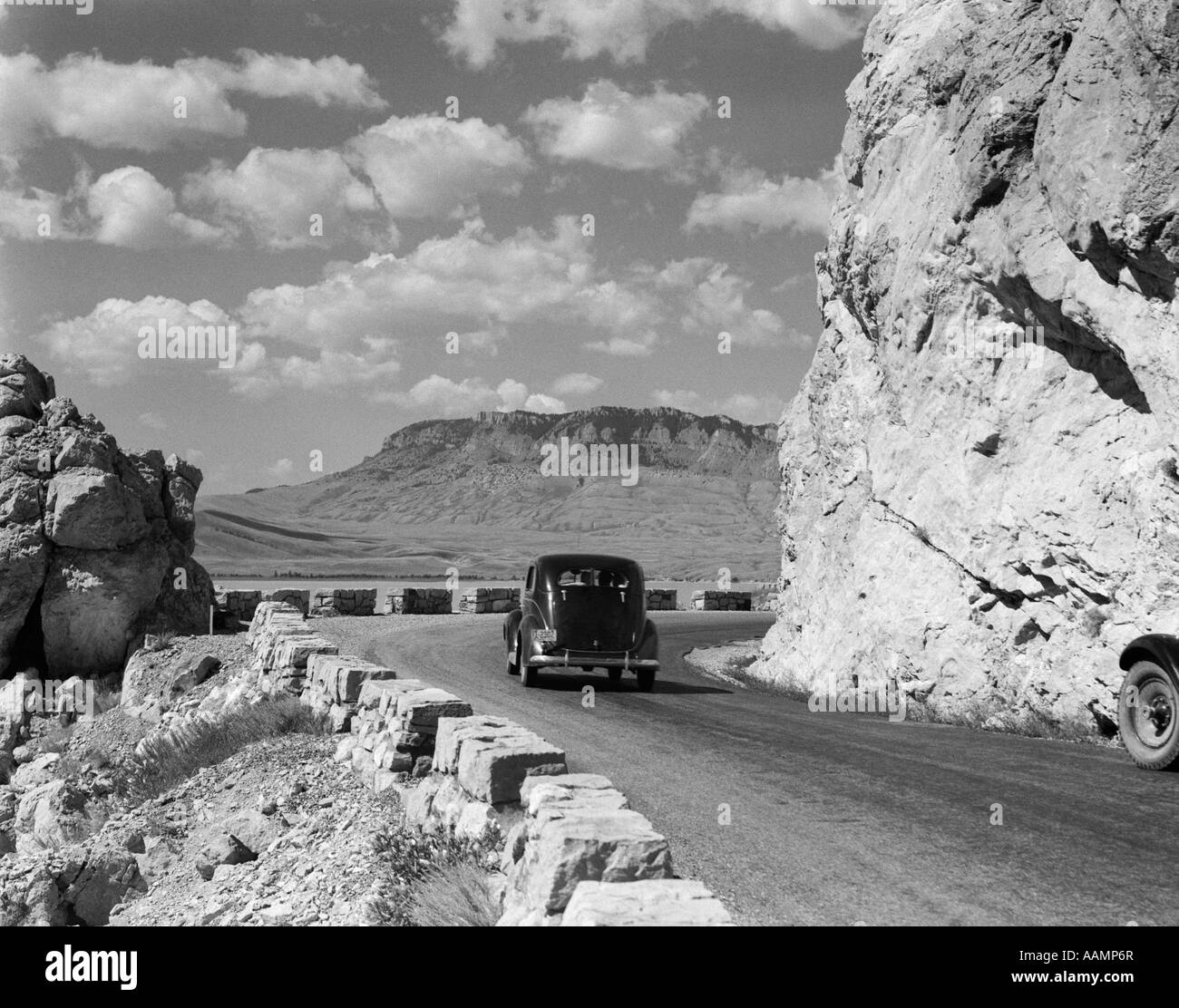 1940s CAR DRIVE MOUNTAIN YELLOWSTONE CODY WYOMING USA Stock Photo