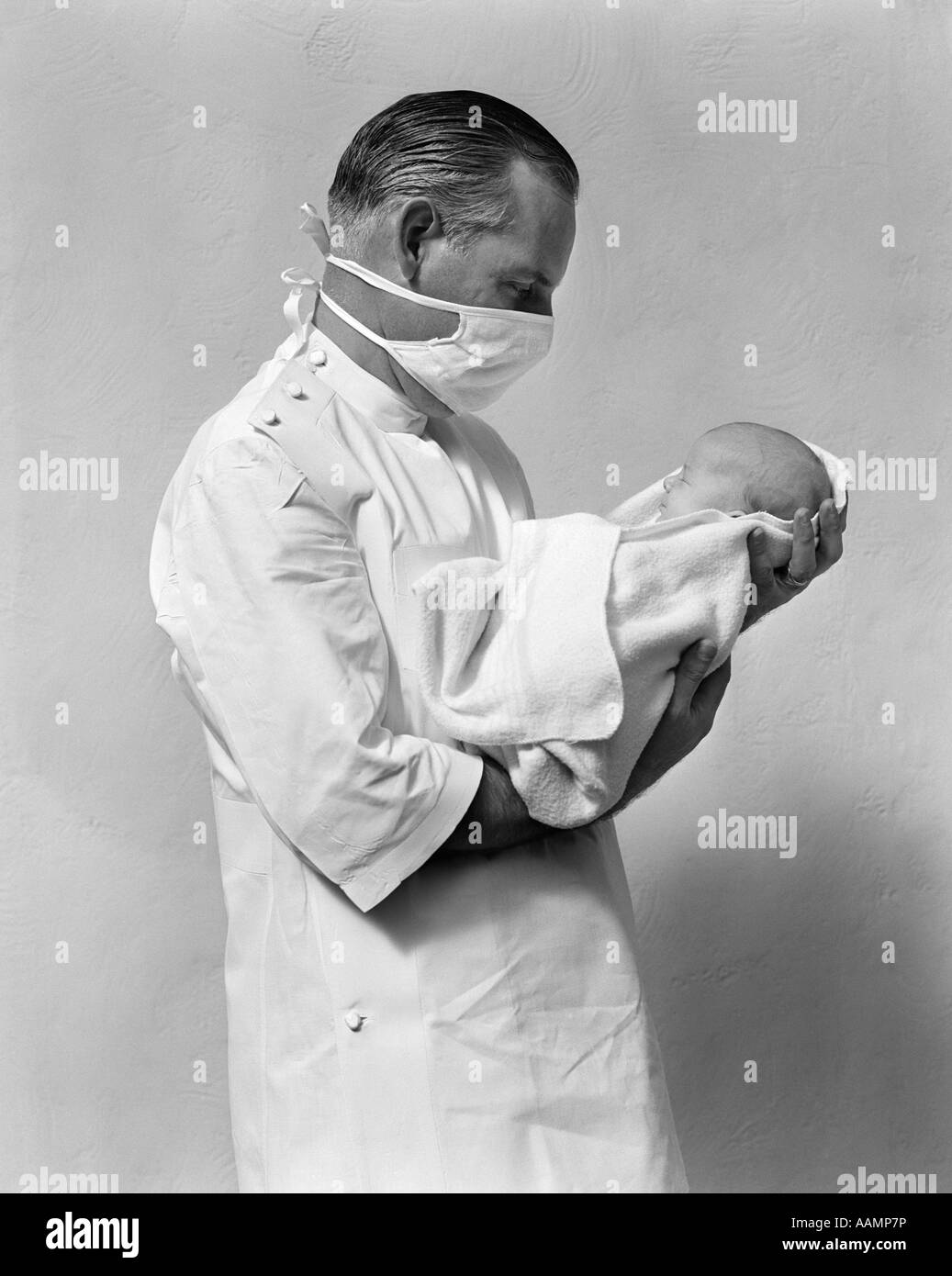 1940s DOCTOR BABY NEWBORN INFANT DELIVERY MASK Stock Photo