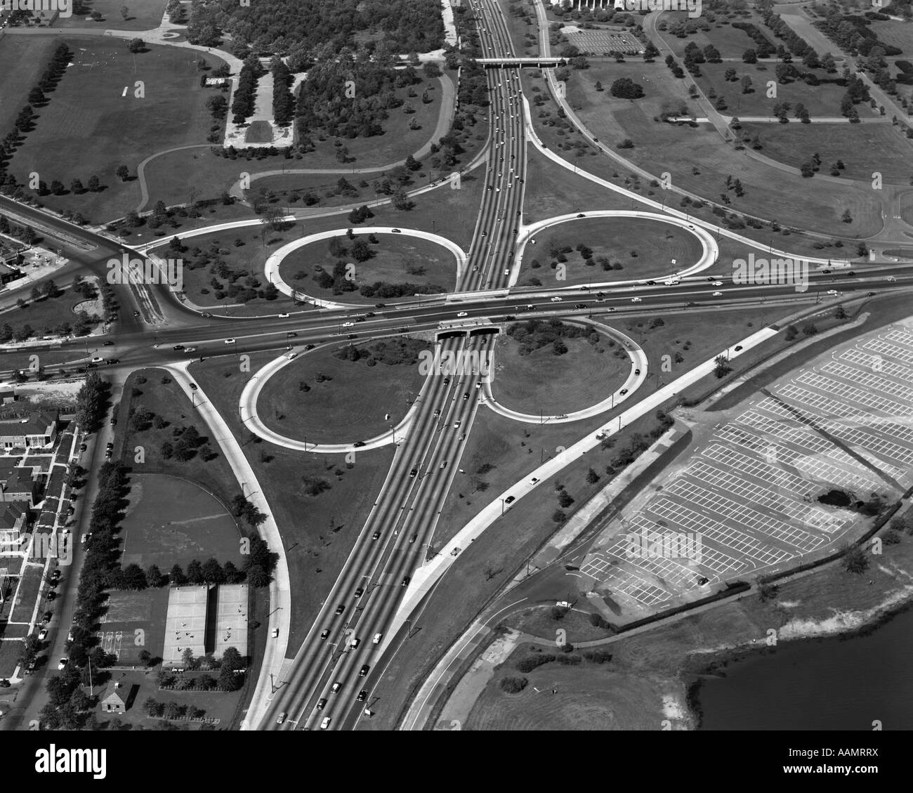 1950s 1960s AERIAL CLOVERLEAF HIGHWAY INTERSECTION GRAND CENTRAL PARKWAY FLUSHING MEADOW PARK QUEENS NEW YORK Stock Photo