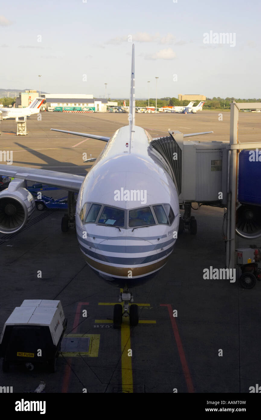 vertical of passenger skywalk approaching privilege hola airlines boeing 757 256 viatges el corte ingles Stock Photo