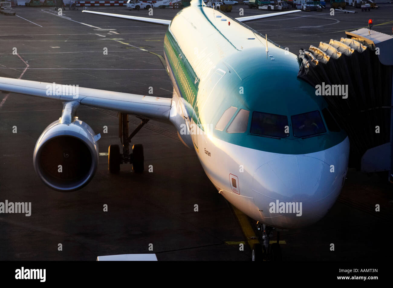 Aer Lingus Airbus A320 214 Eunan sitting at dublin airport in the evening with passenger airway walkway attached Stock Photo