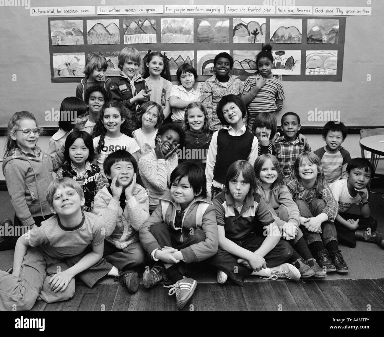 1980s GROUP PORTRAIT OF GRADE SCHOOL CLASS MAKING FUNNY FACES Stock Photo
