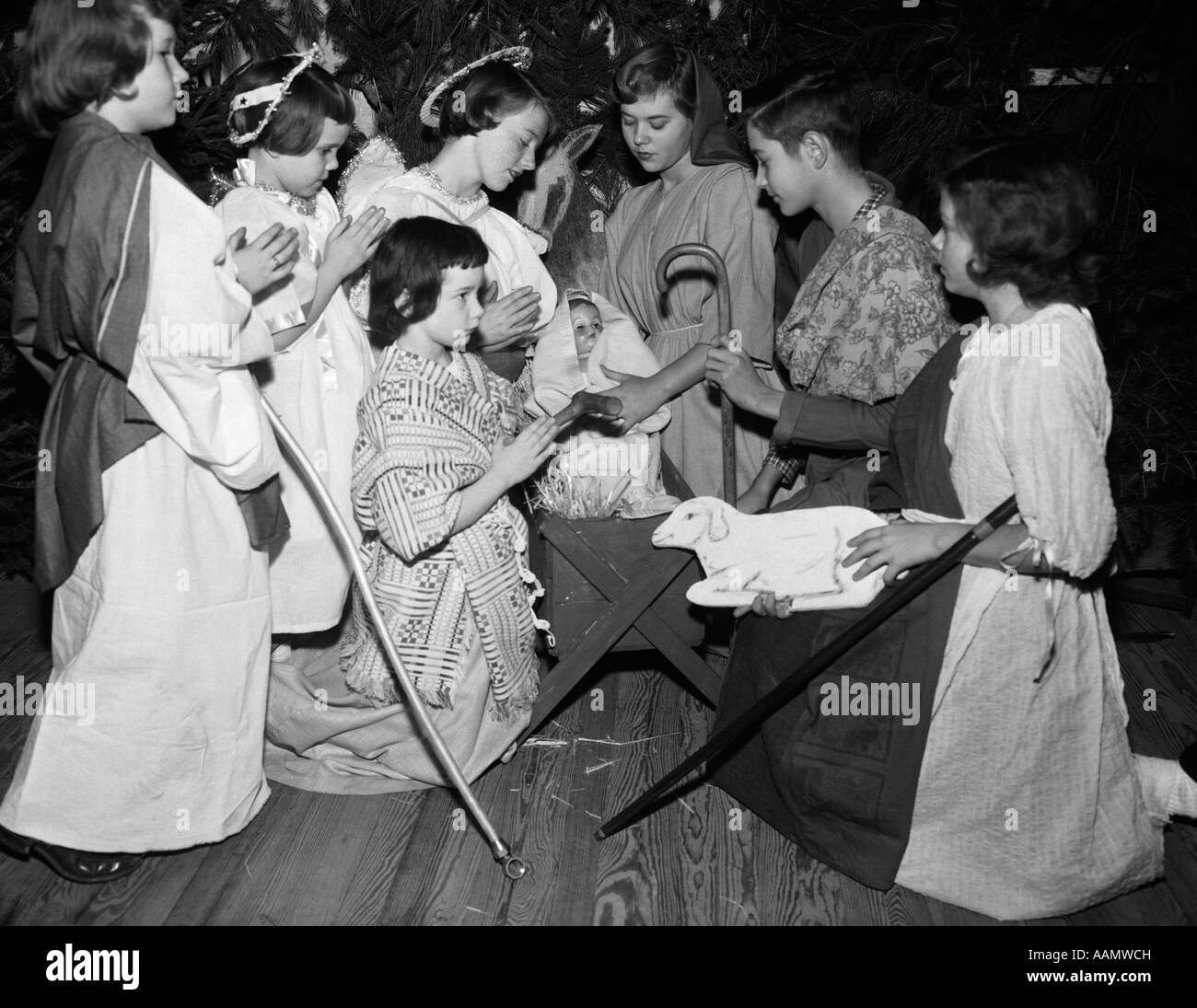 1950s CHILDREN BOYS GIRLS IN COSTUMES CHRISTMAS PLAY NATIVITY SCENE WISE MEN ANGELS LAMB JESUS MARY JOSEPH SHEPHERD Stock Photo