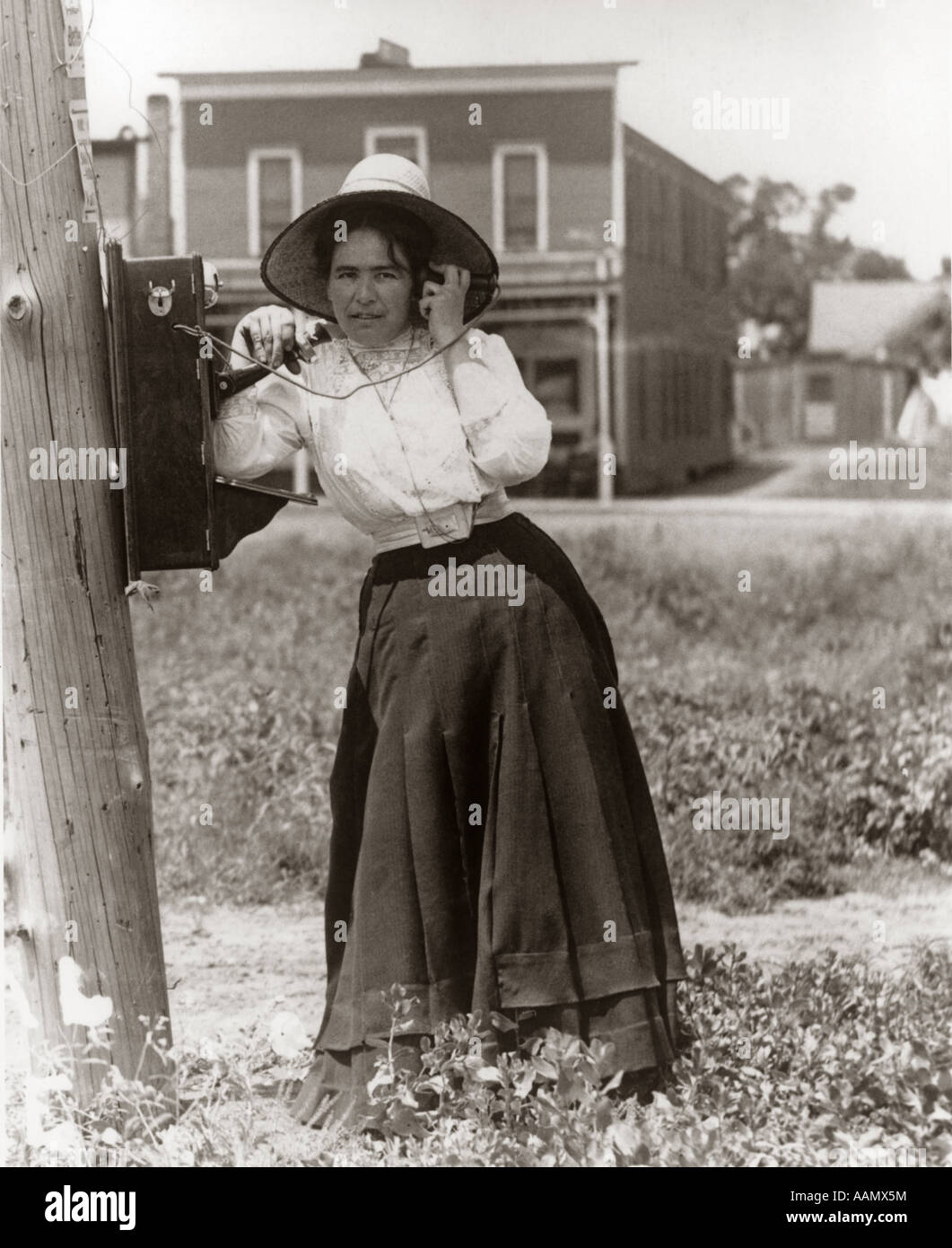 Old fashioned phone 1910s hi-res stock photography and images - Alamy