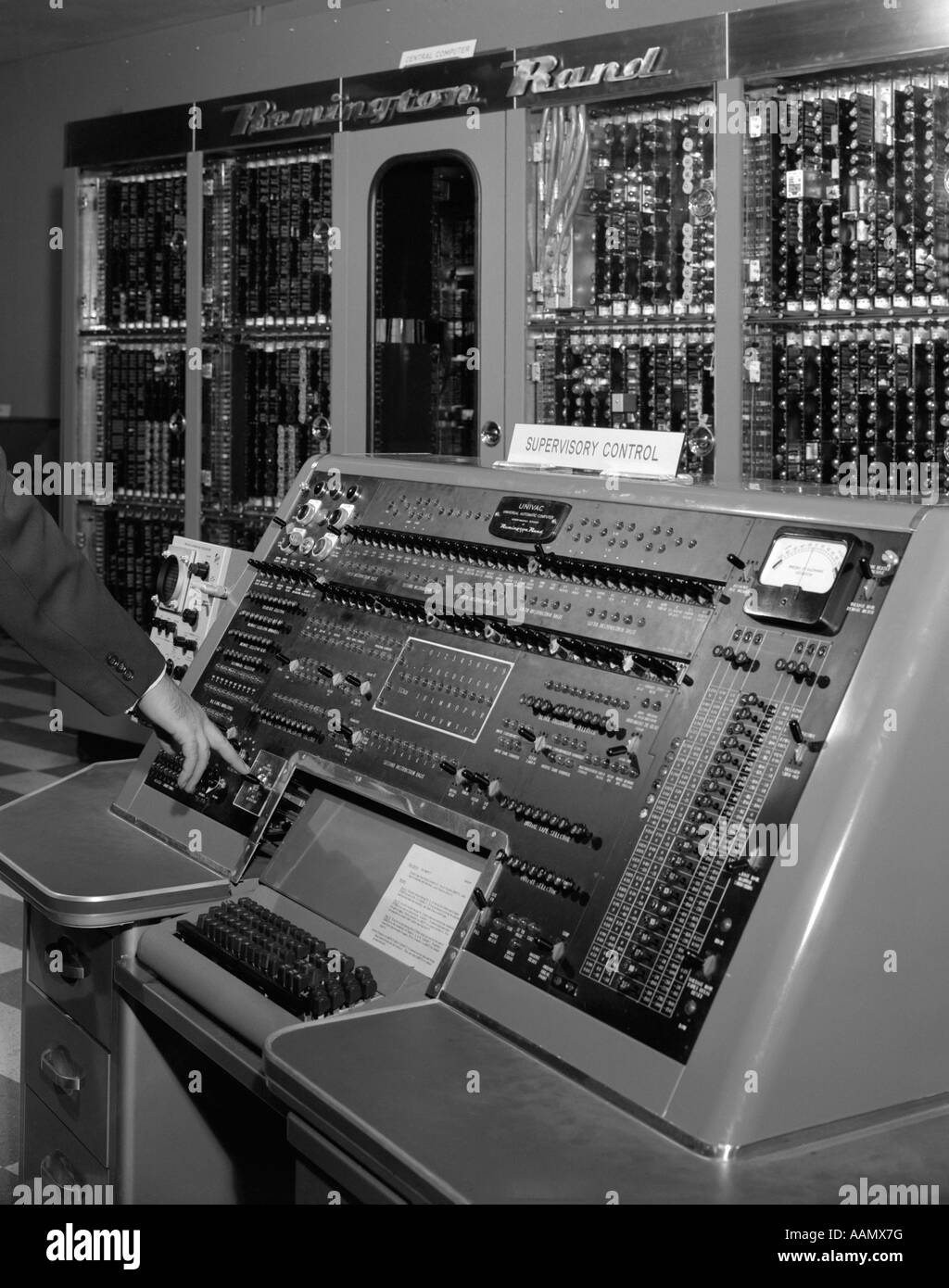 1950s HAND ON CONTROL PANEL OF REMINGTON RAND UNIVAC COMPUTER Stock Photo