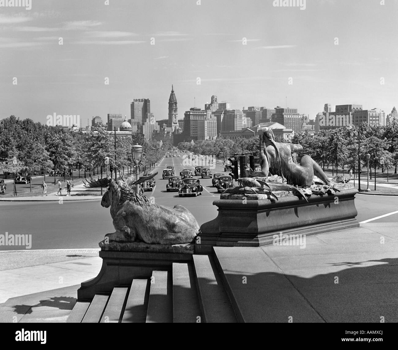 1940s VIEW OF PHILADELPHIA SKYLINE & STREET TRAFFIC FROM ART MUSEUM Stock Photo