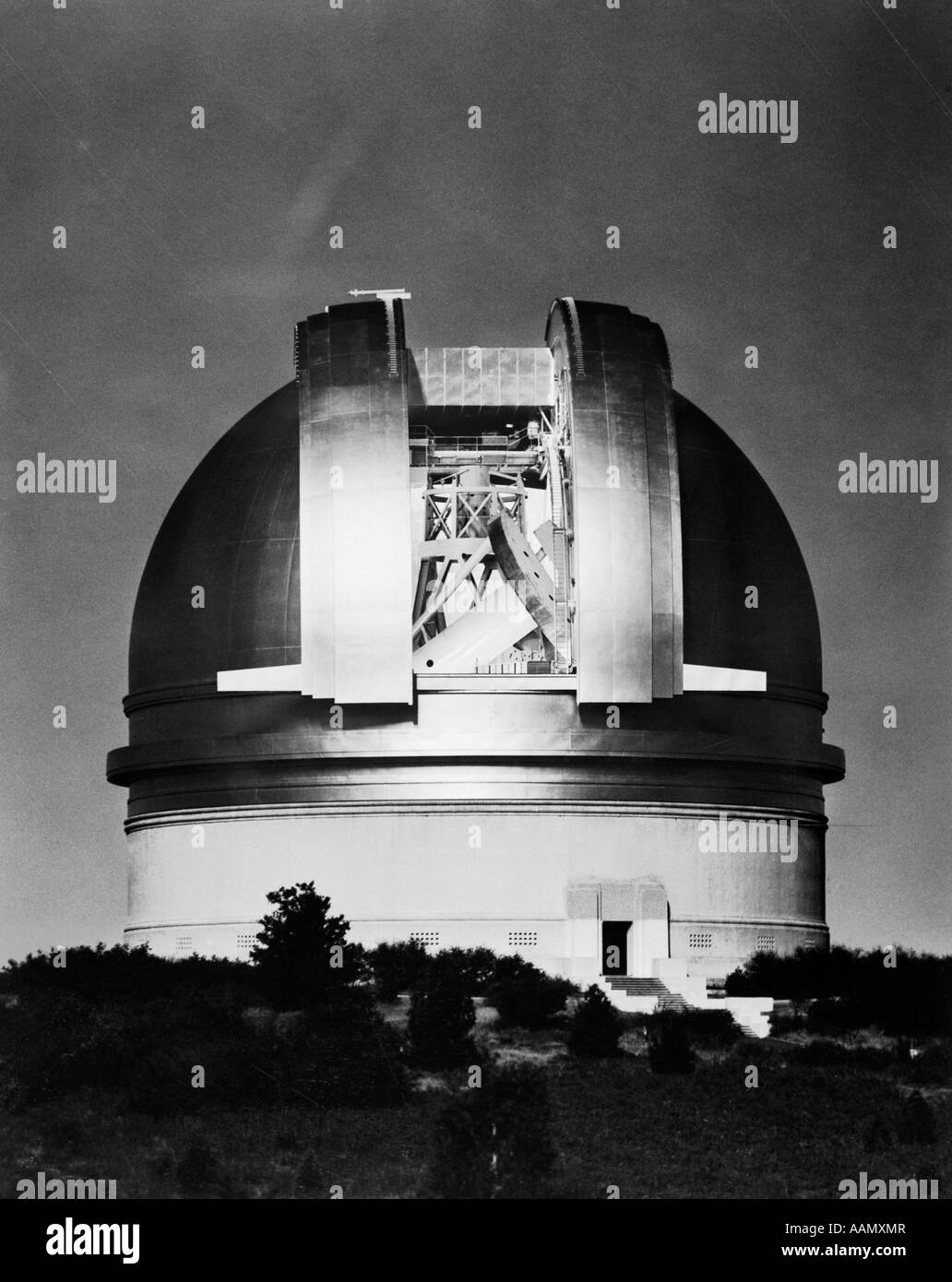 1960s MOONLIGHT VIEW OF PALOMAR OBSERVATORY WITH 200-INCH HALE TELESCOPE DOME Stock Photo
