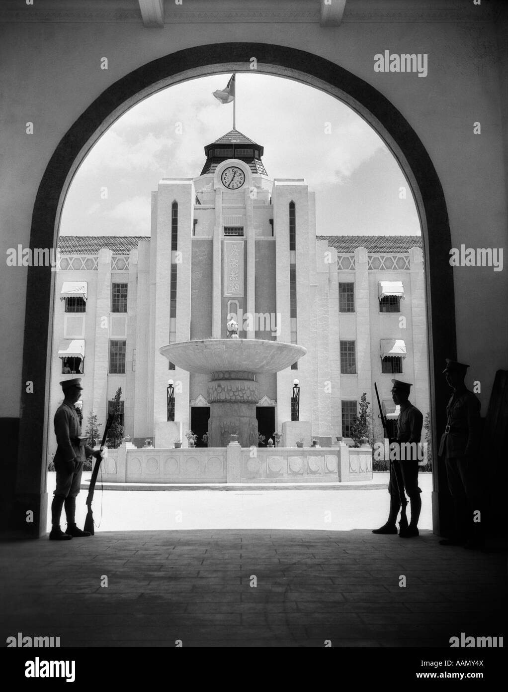 1930s CHINESE MILITARY GUARDS AT ARCHED ENTRANCE SUPREME COURT BUILDING NANKING CHINA Stock Photo