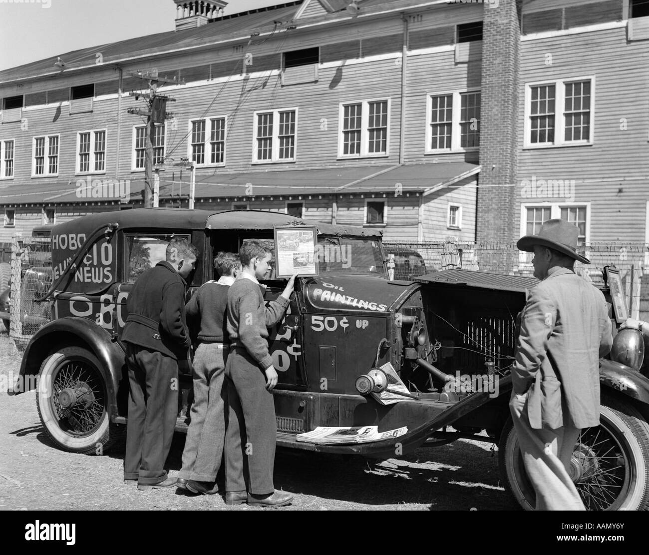 1930s 1940s MINNEOLA NEW YORK USA THREE BOYS SHOPPING MOBILE TRAVELING ARTIST SELLING OIL PAINTINGS HOBO NEWS TRAVELING SALES Stock Photo