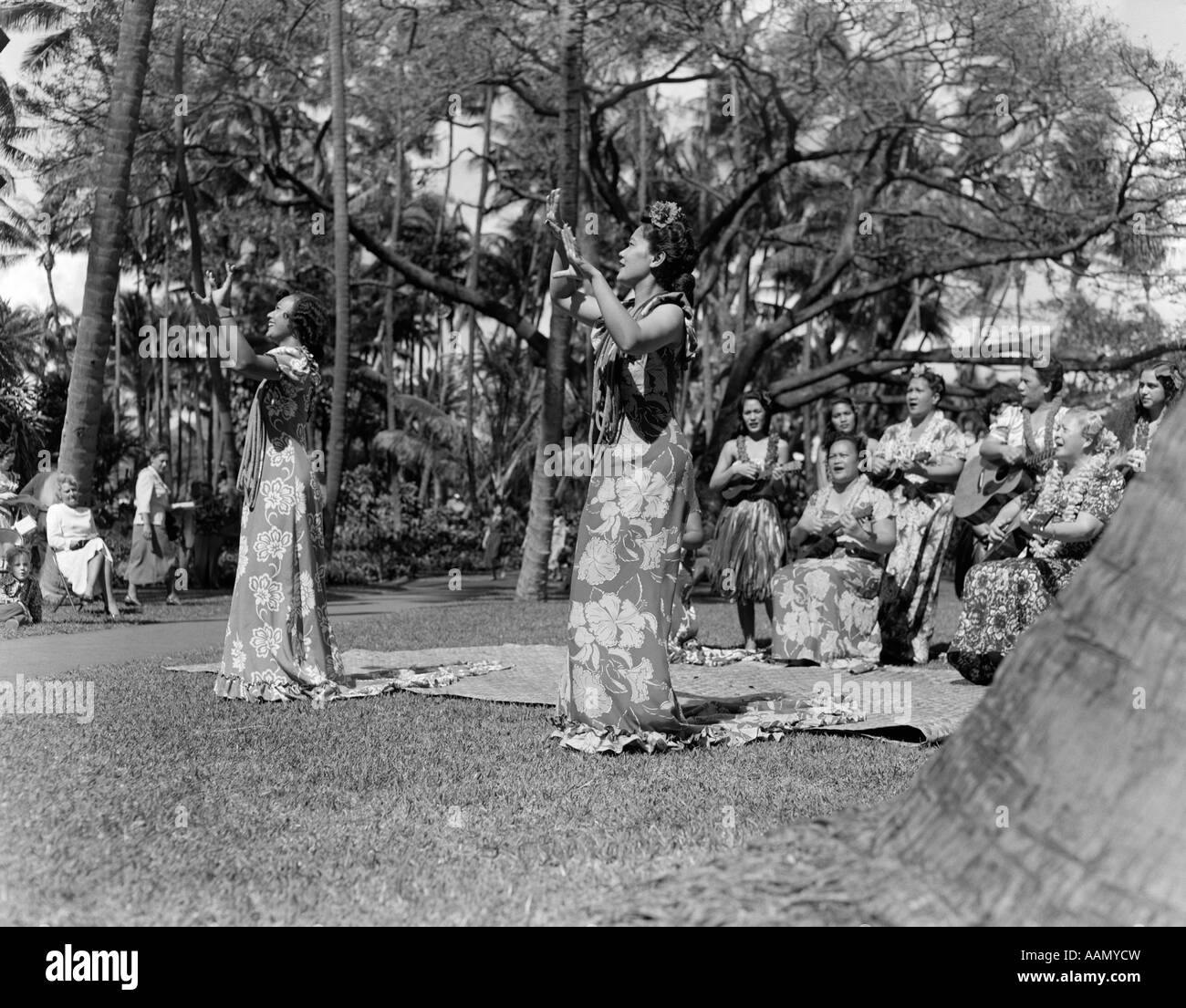 1930s NATIVE HULA MUSIC DANCE SHOW HAWAII Stock Photo