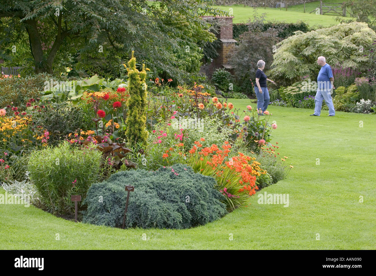 Garden flower bed border hi-res stock photography and images - Alamy